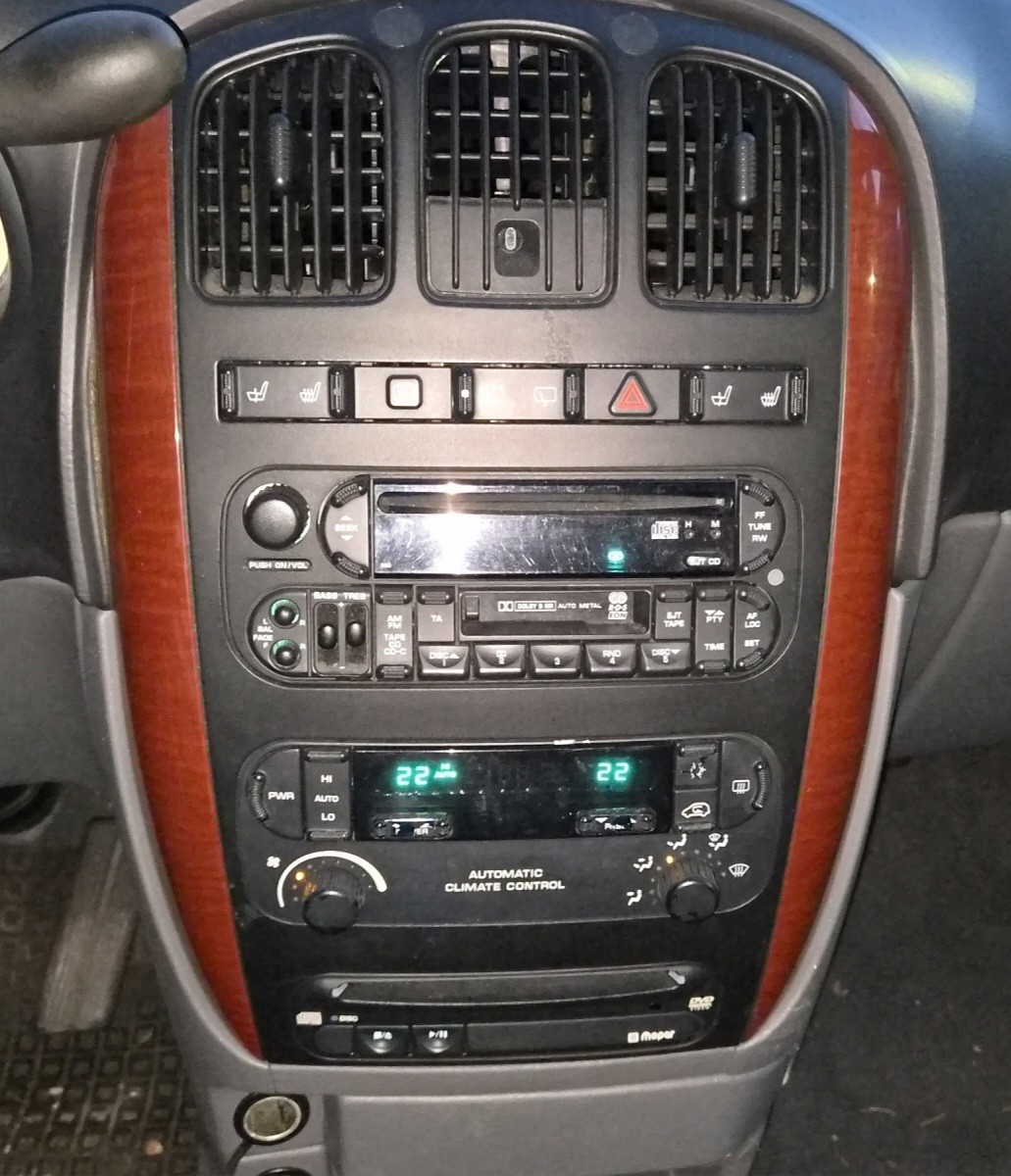 CHRYSLER Voyager 3.3 LX Automatic-image-7