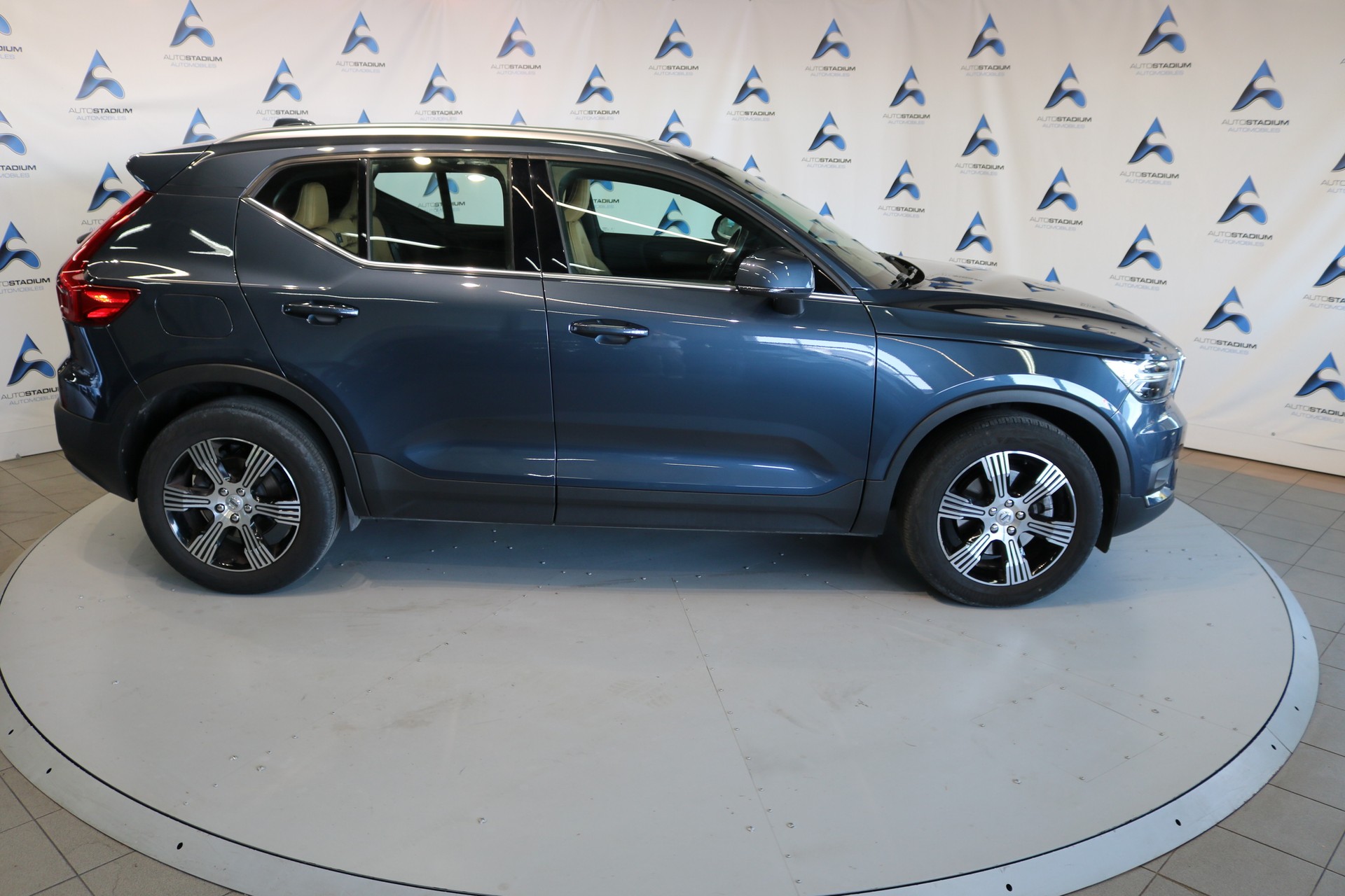 VOLVO XC40 B4 Benzin Mild Hybrid AWD Momentum Geartronic-image-24