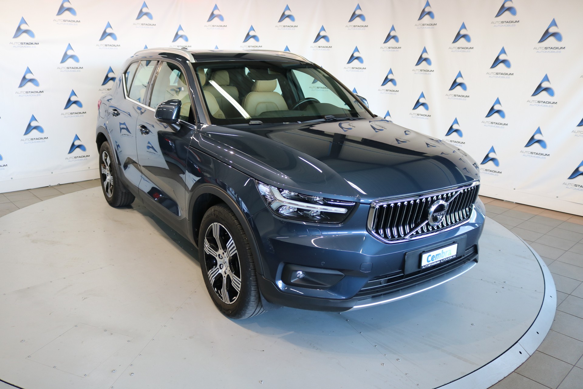 VOLVO XC40 B4 Benzin Mild Hybrid AWD Momentum Geartronic-image-0
