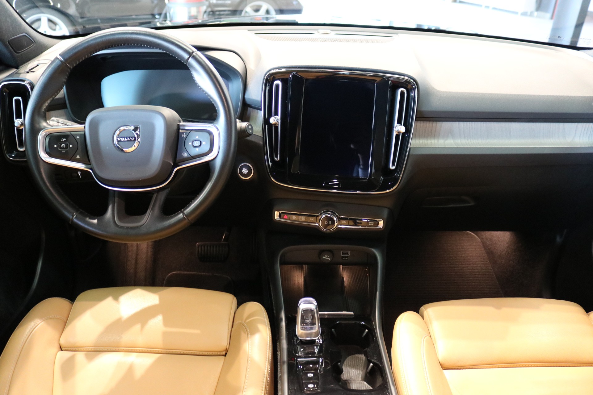 VOLVO XC40 B4 Benzin Mild Hybrid AWD Momentum Geartronic-image-36