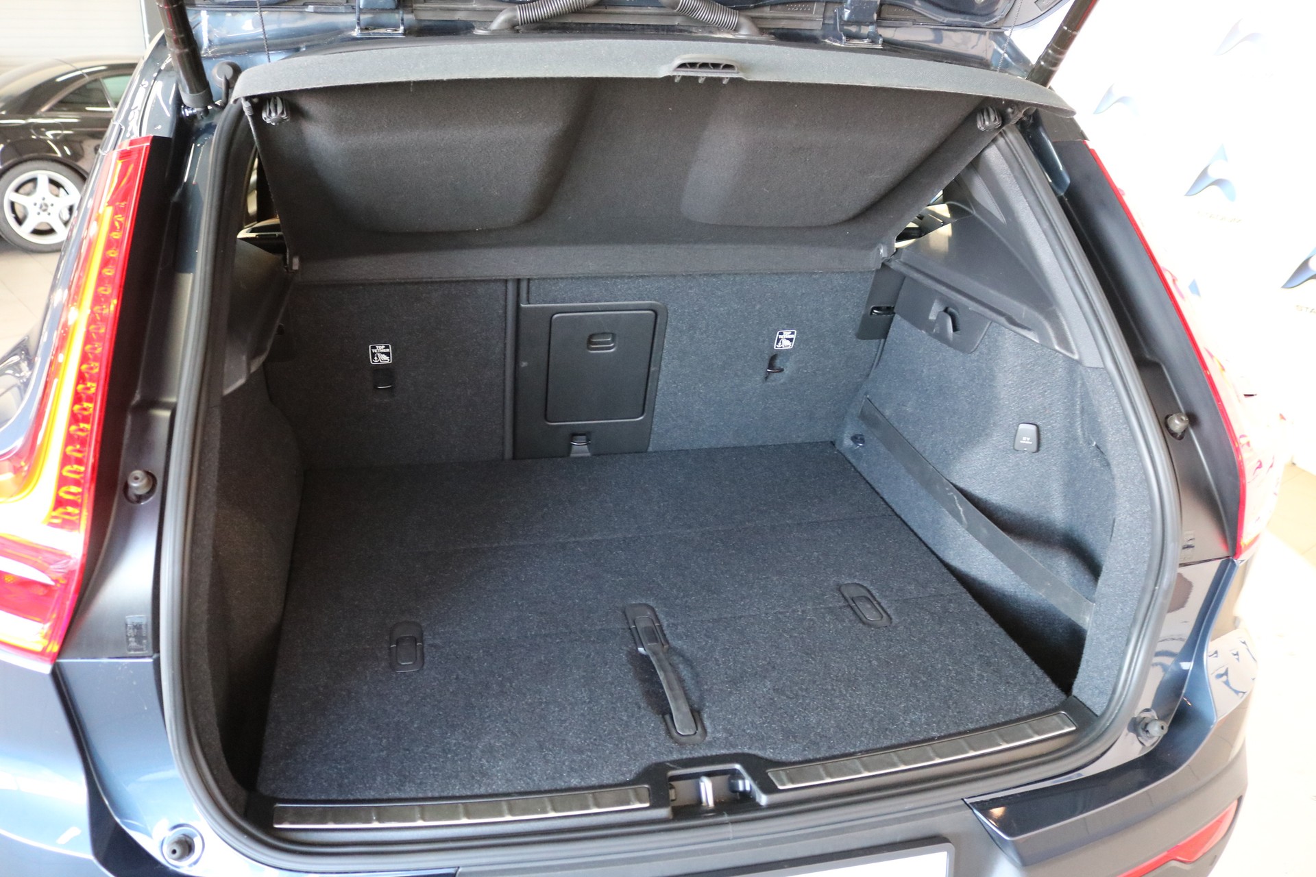 VOLVO XC40 B4 Benzin Mild Hybrid AWD Momentum Geartronic-image-4