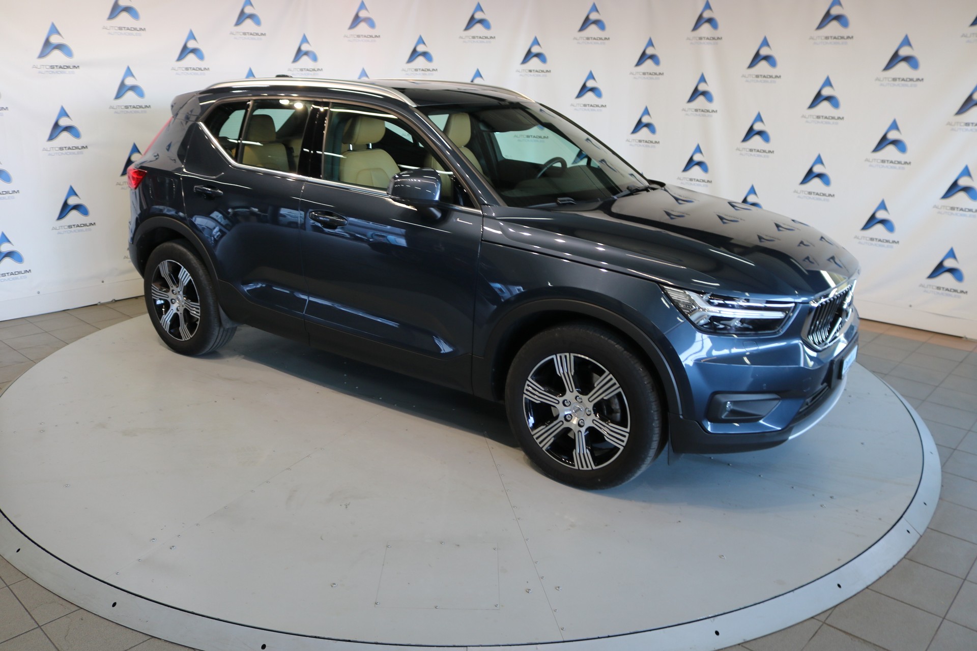 VOLVO XC40 B4 Benzin Mild Hybrid AWD Momentum Geartronic-image-26