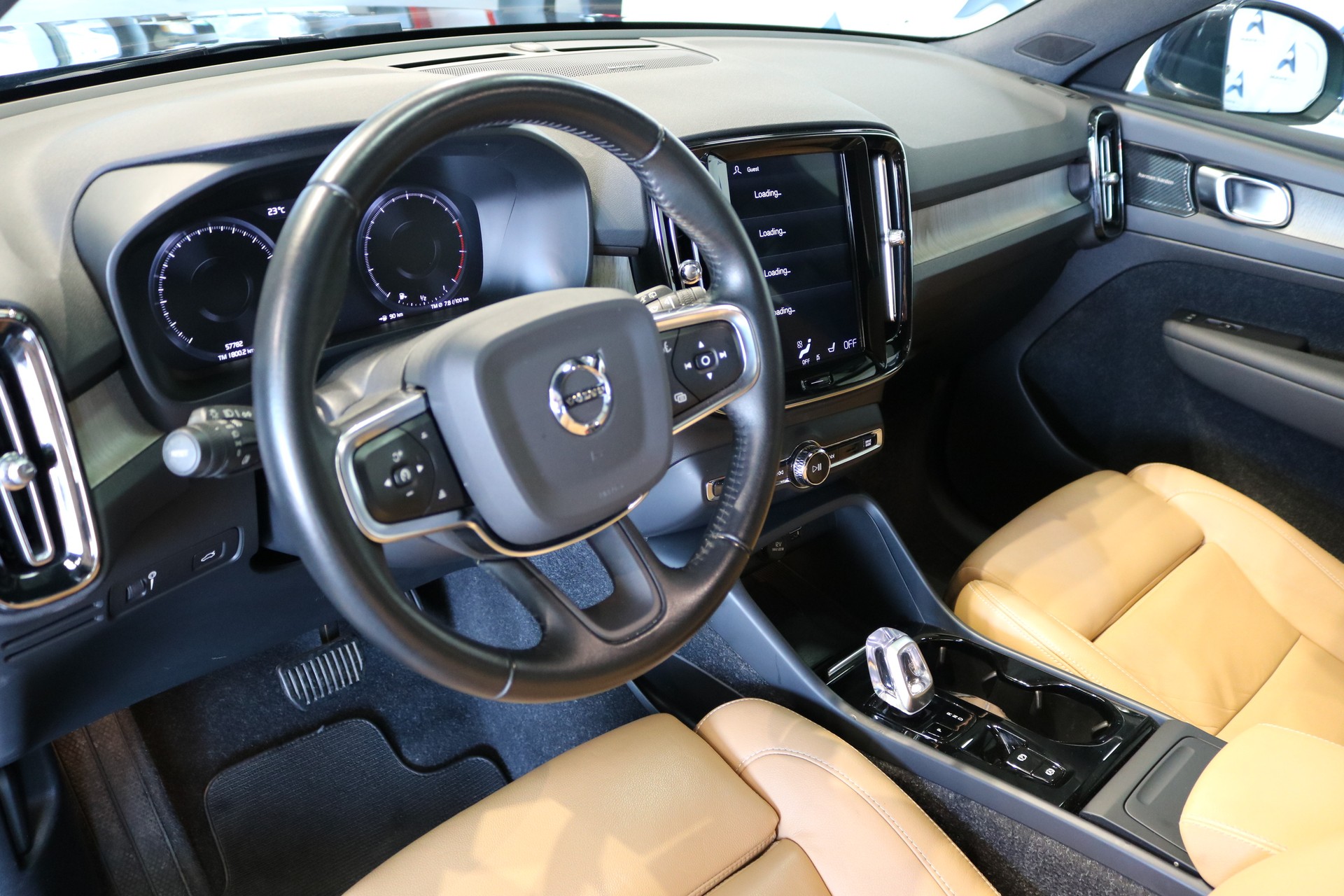 VOLVO XC40 B4 Benzin Mild Hybrid AWD Momentum Geartronic-image-39