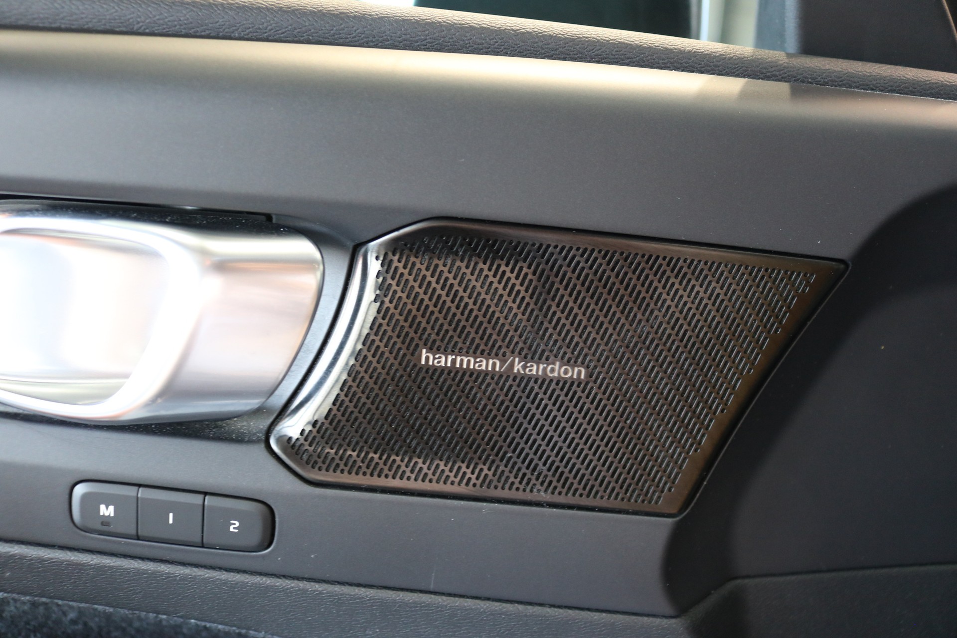 VOLVO XC40 B4 Benzin Mild Hybrid AWD Momentum Geartronic-image-43