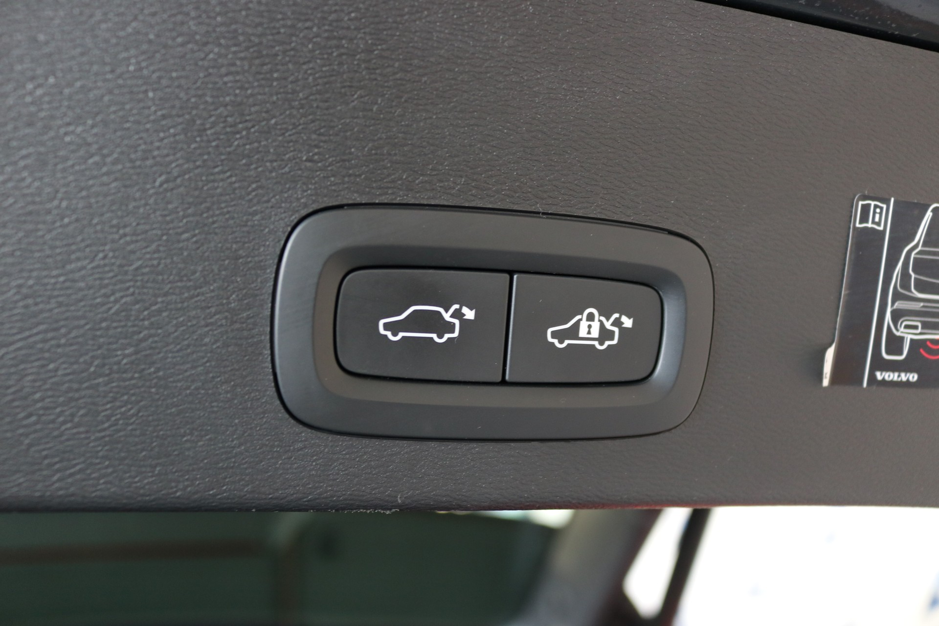 VOLVO XC40 B4 Benzin Mild Hybrid AWD Momentum Geartronic-image-33