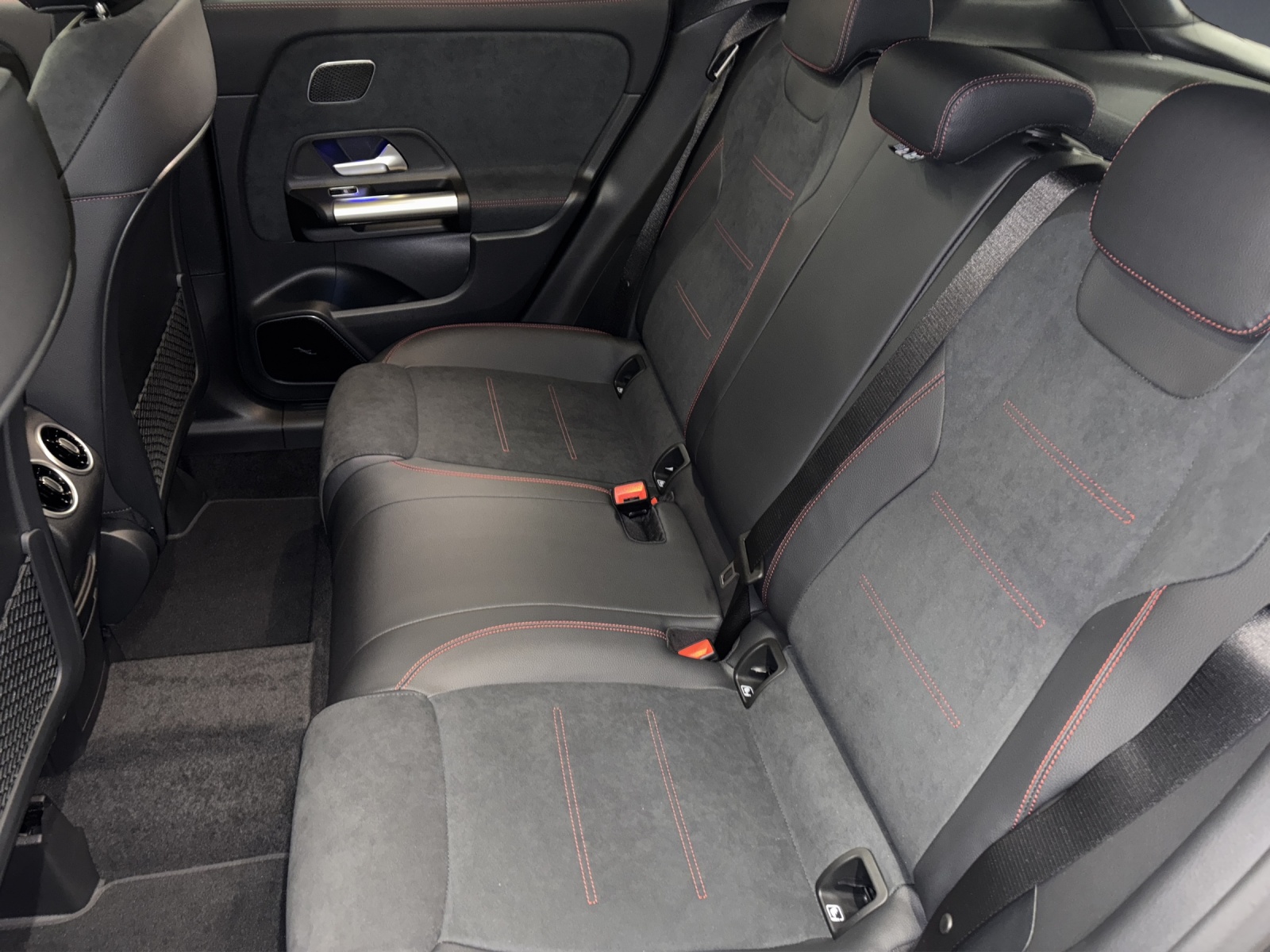 MERCEDES-BENZ GLA 220 4M-image-10