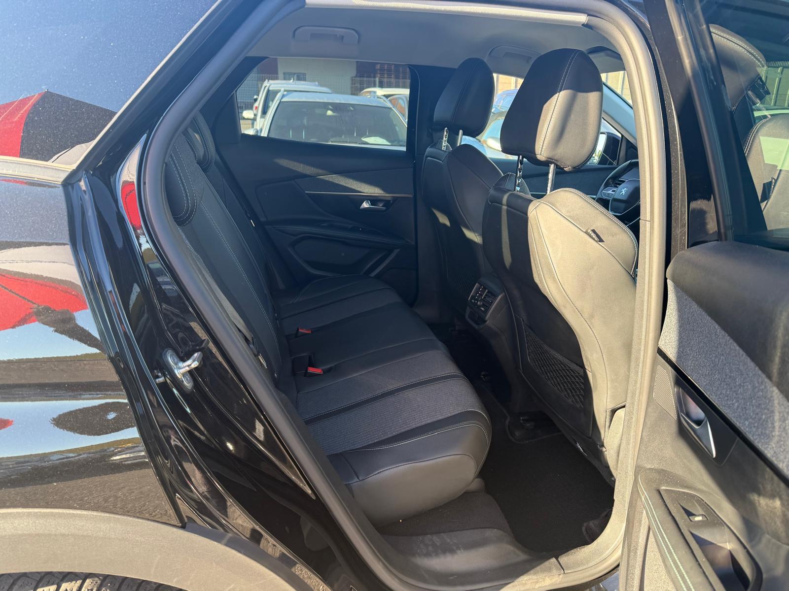 PEUGEOT 3008 1.2 PureTech Allure Pack-image-9