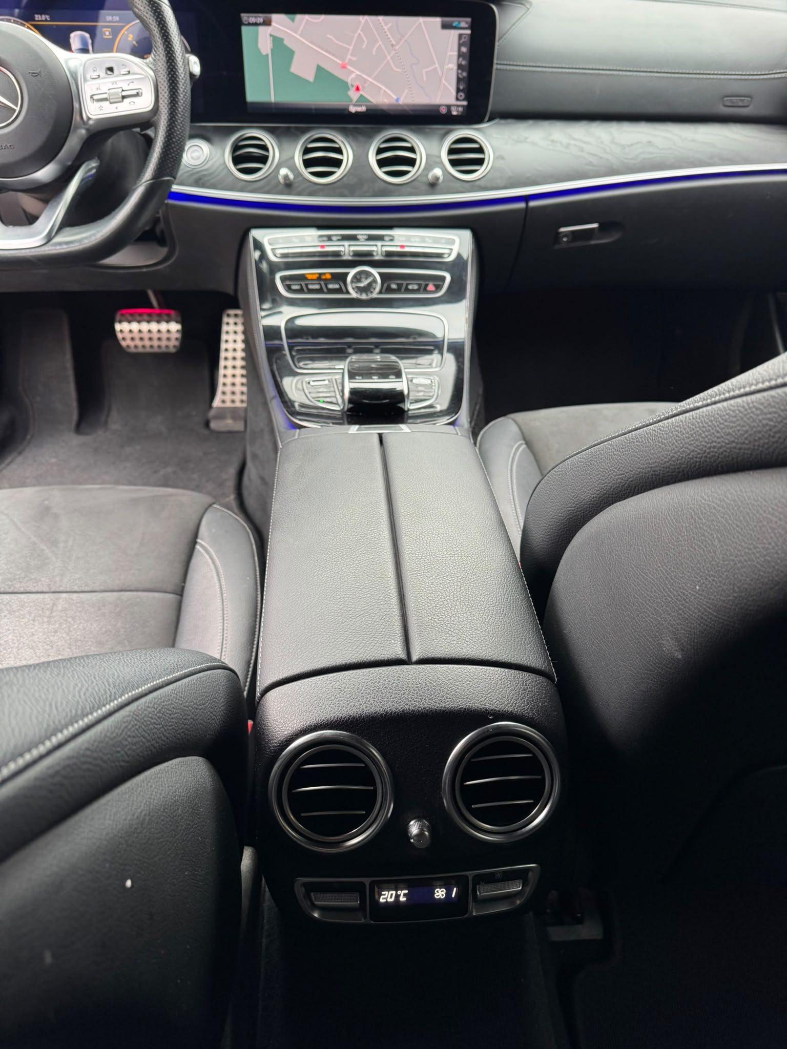 MERCEDES-BENZ E 220 d AMG Line 4Matic 9G-Tronic-image-10