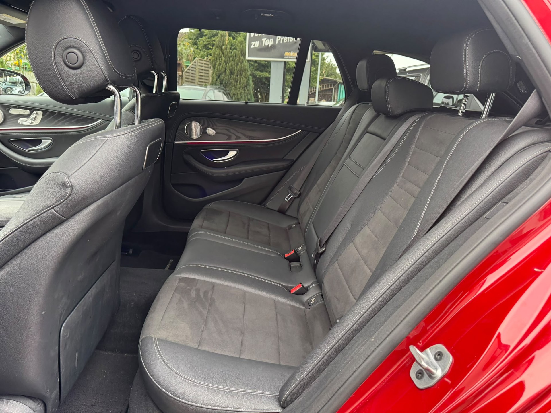 MERCEDES-BENZ E 220 d AMG Line 4Matic 9G-Tronic-image-13