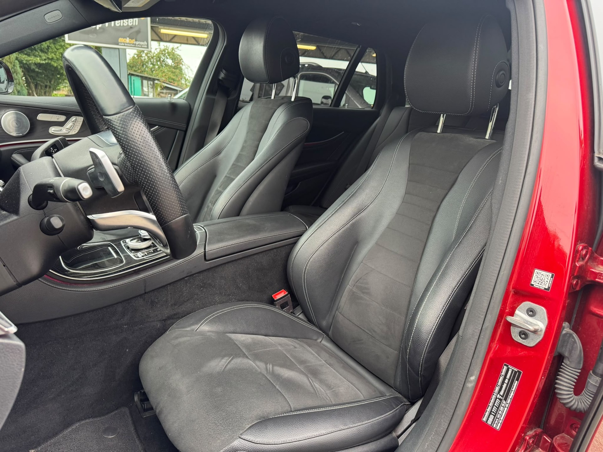 MERCEDES-BENZ E 220 d AMG Line 4Matic 9G-Tronic-image-11