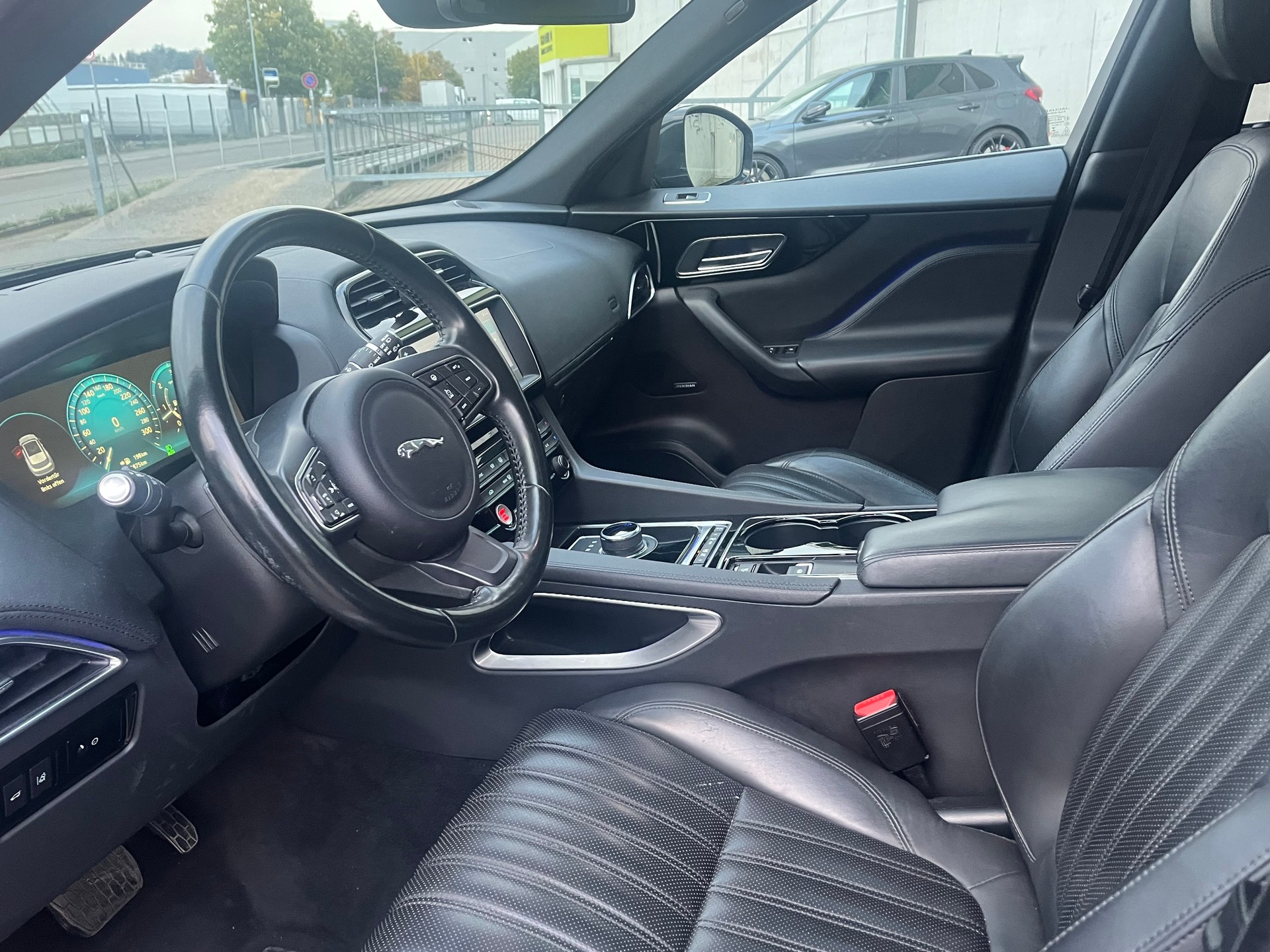 JAGUAR F-Pace 3.0 TD First Edition AWD Automatik-image-11
