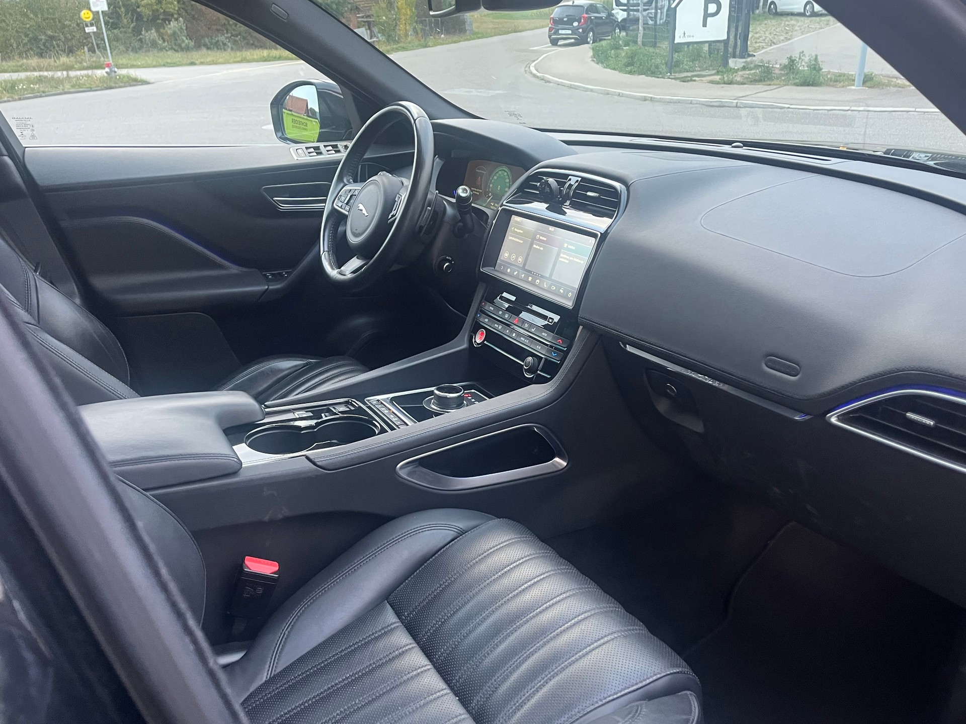 JAGUAR F-Pace 3.0 TD First Edition AWD Automatik-image-15