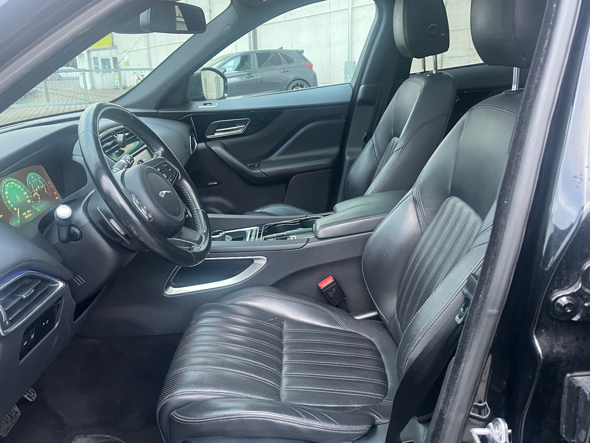 JAGUAR F-Pace 3.0 TD First Edition AWD Automatik-image-12