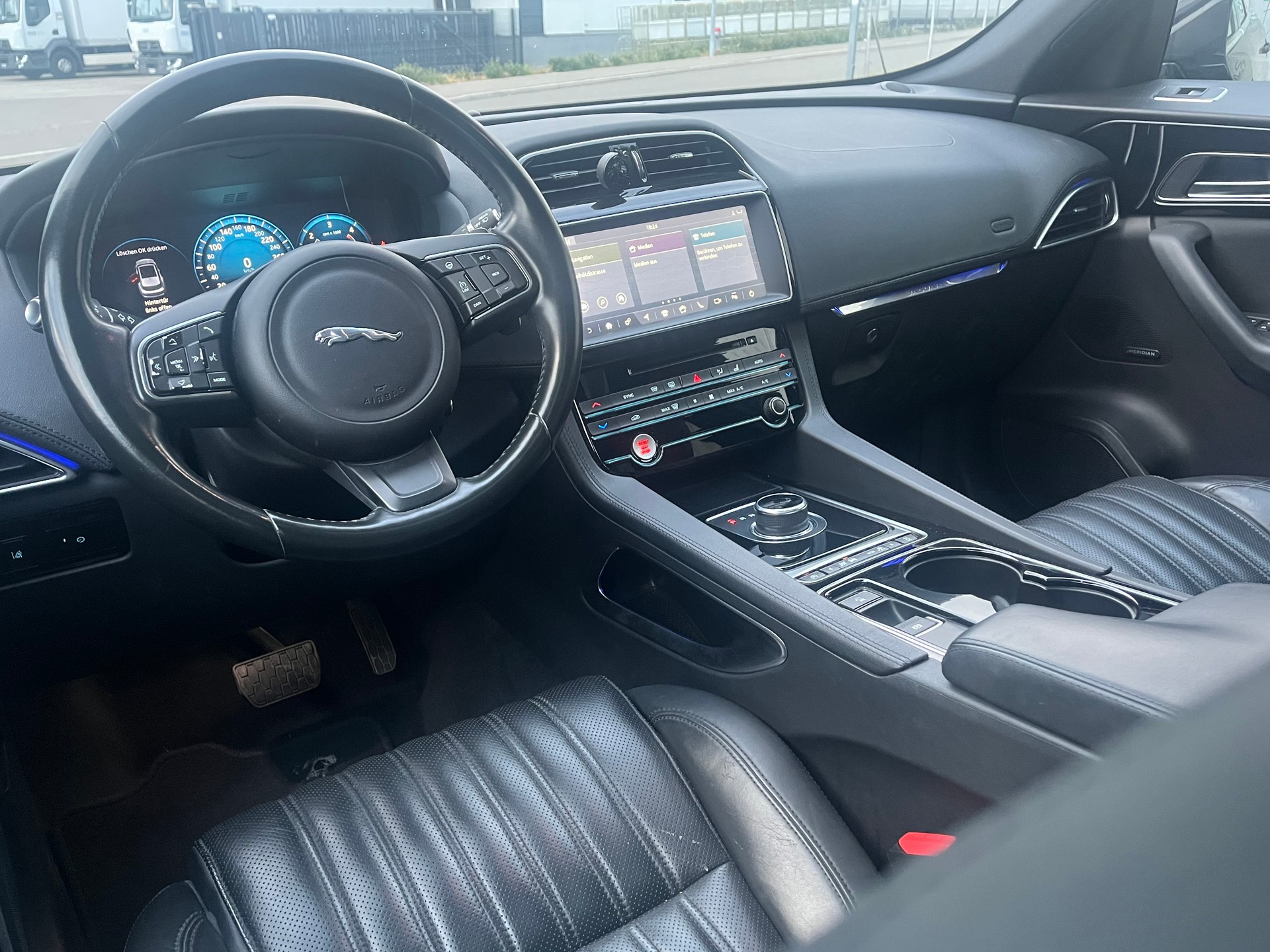 JAGUAR F-Pace 3.0 TD First Edition AWD Automatik-image-8
