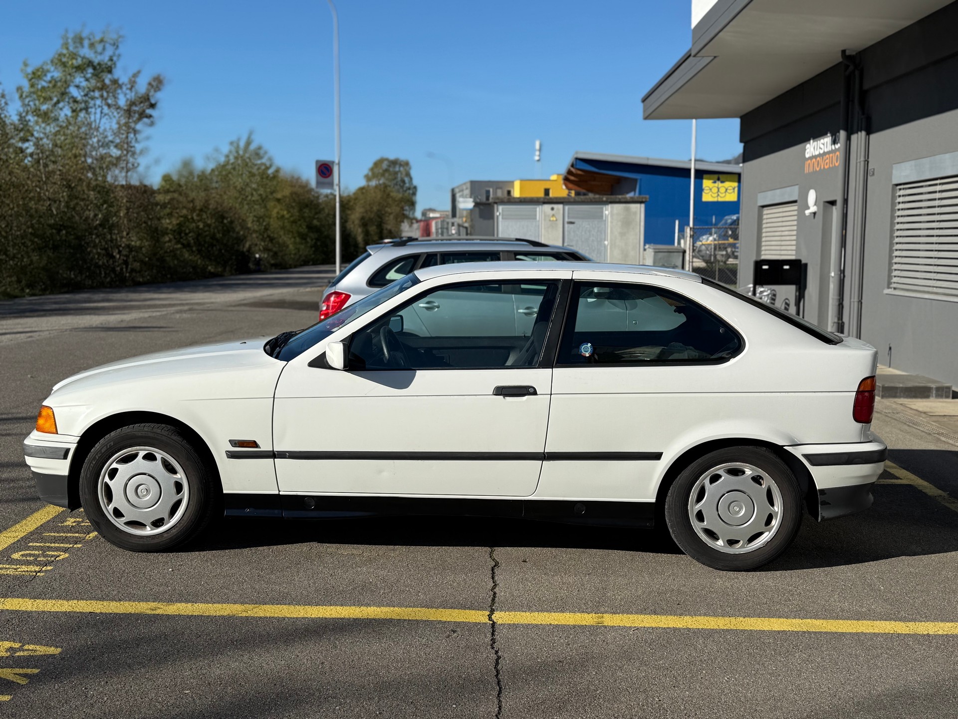 BMW 316i Compact-image-1