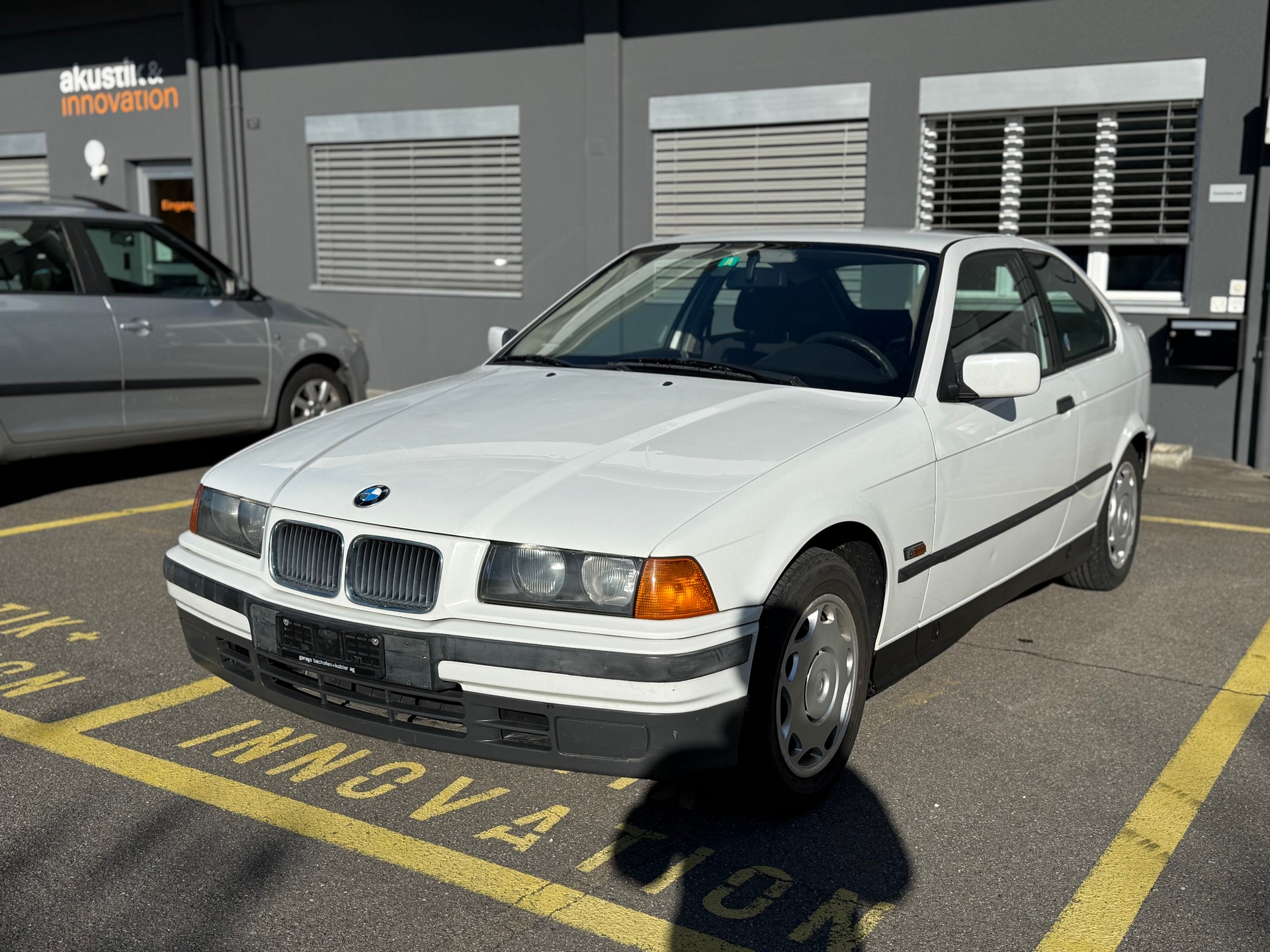 BMW 316i Compact-image-0