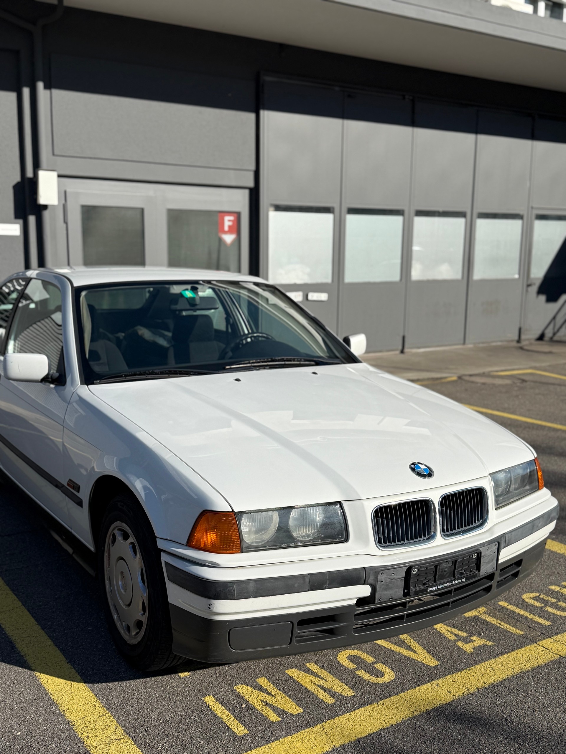 BMW 316i Compact-image-2