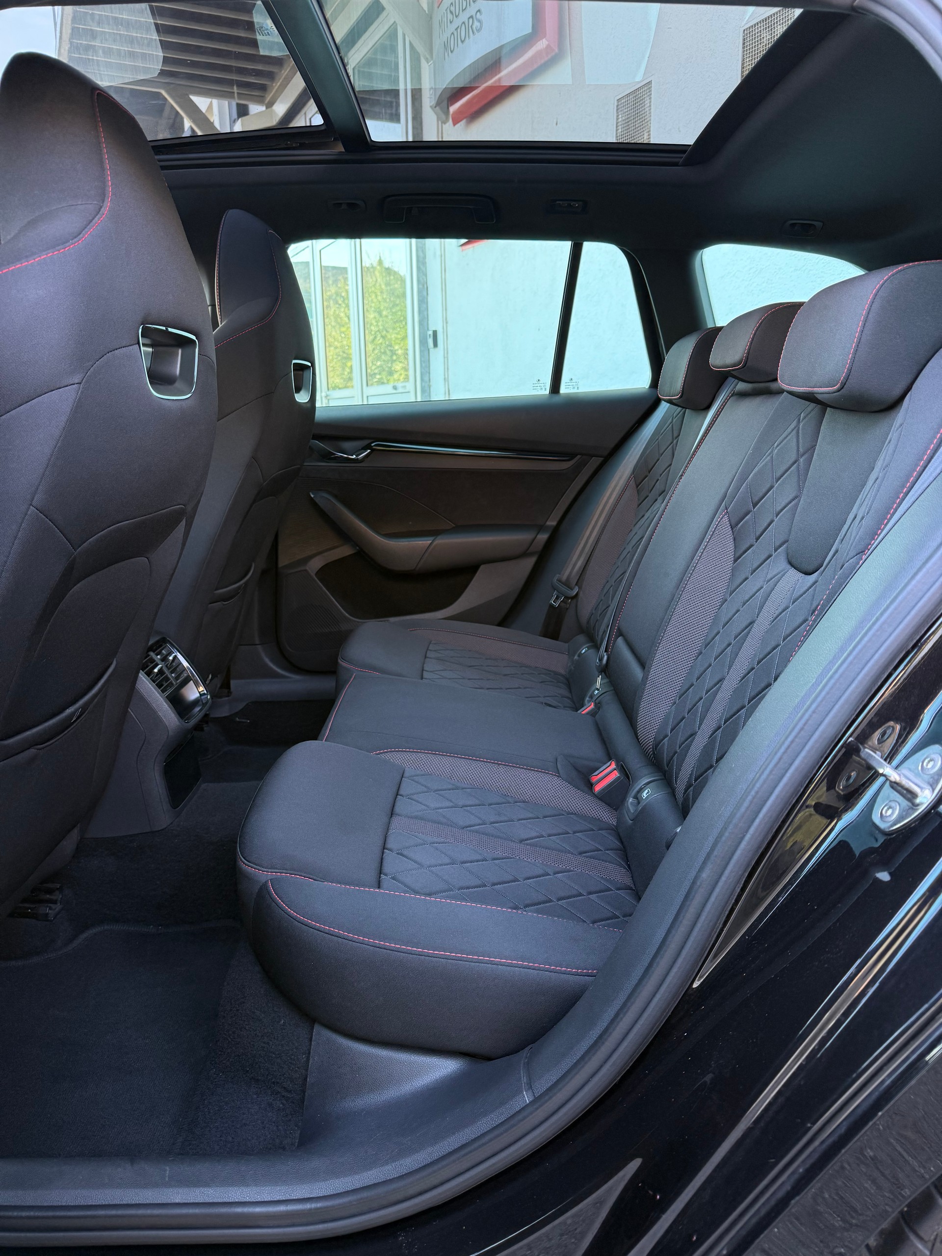 SKODA Octavia Combi 2.0 TSI DSG RS-image-18