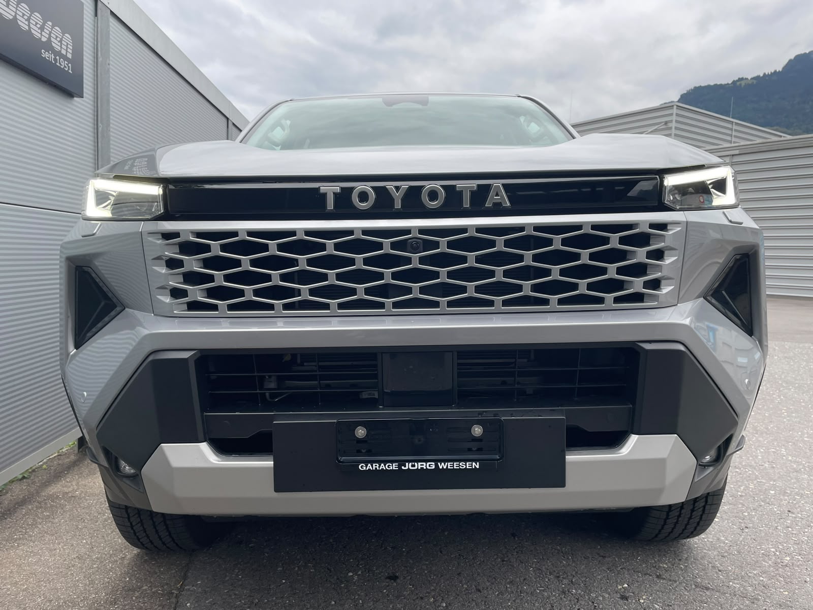 TOYOTA Hilux Double Cab.-Pick-up 2.8 D-4D MHEV 204 Style-image-1
