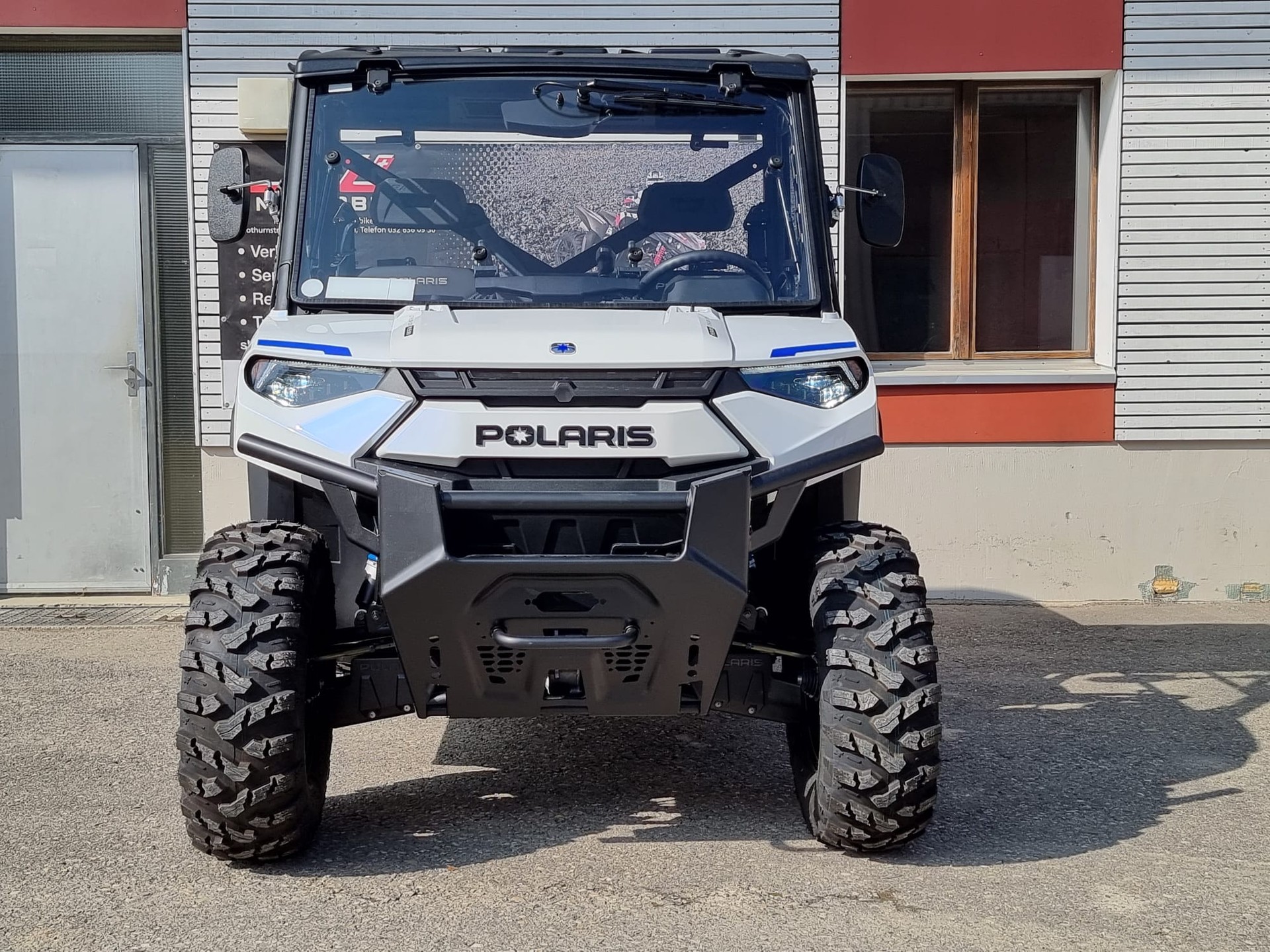 POLARIS EV Kinetic-showroom-element-2