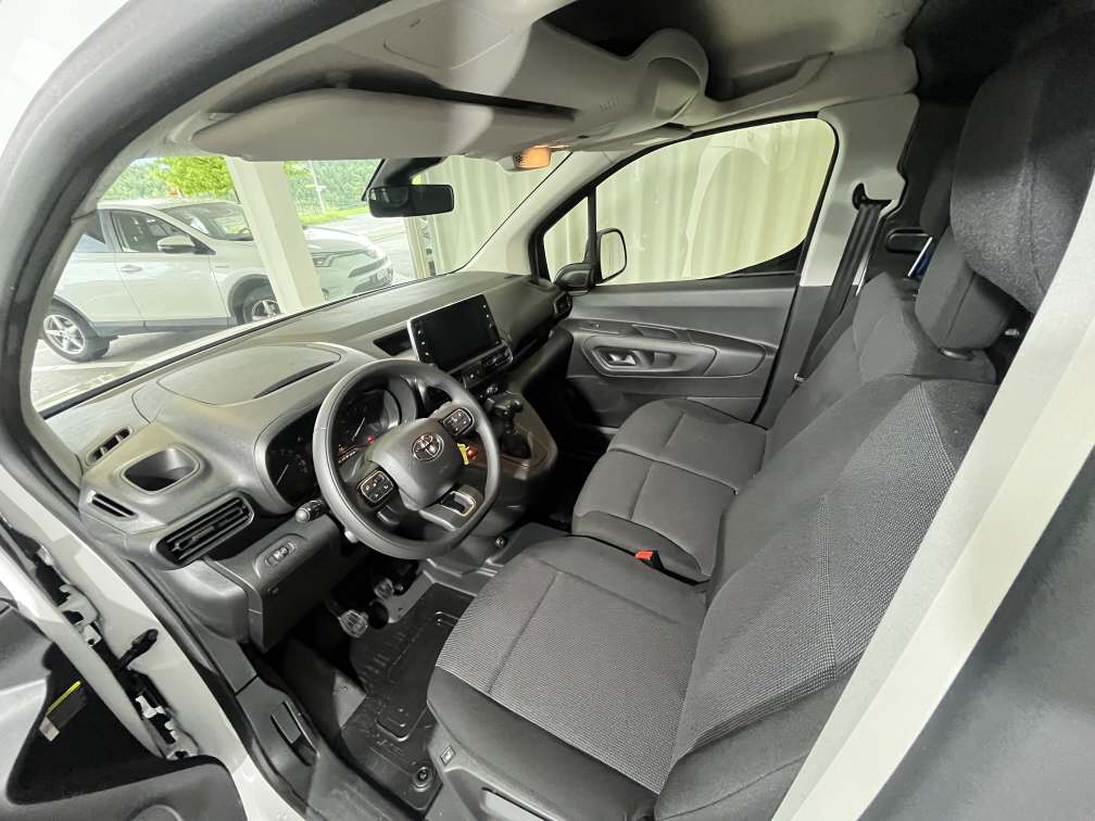 TOYOTA PROACE CITY Van L1 1.5 D Active-image-4