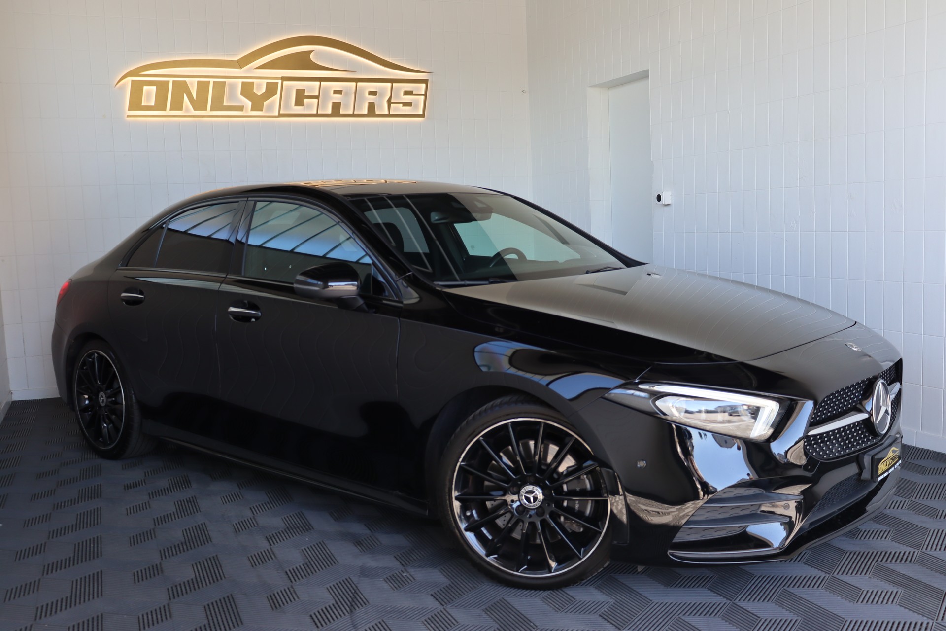 MERCEDES-BENZ A 250 4Matic AMG Line 4Matic 7G-DCT * 360 GRAD KAMERA * FAHRASSISTENZ-PAKET * SCHIEBEDACH *-image-2