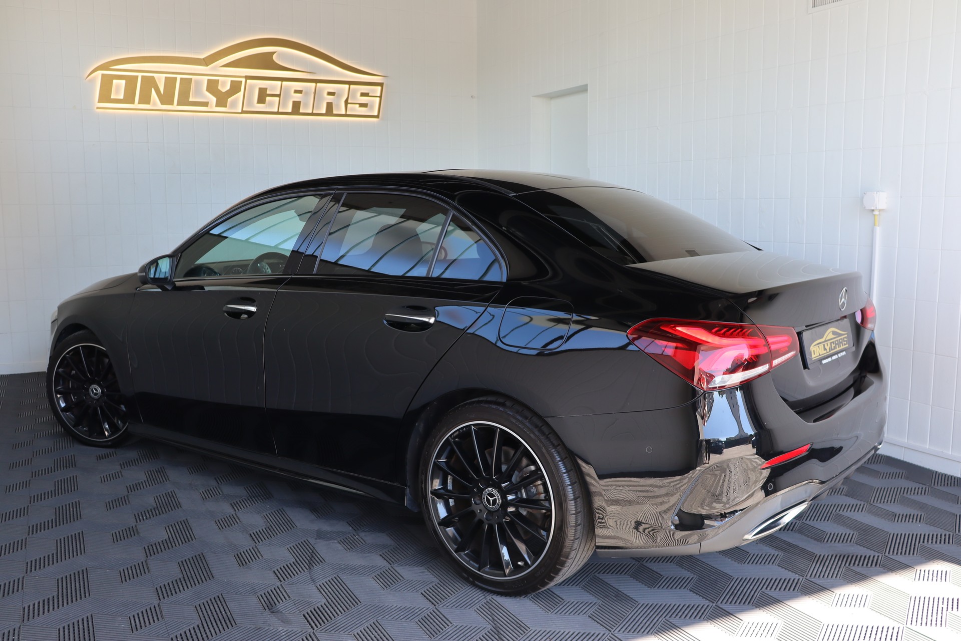 MERCEDES-BENZ A 250 4Matic AMG Line 4Matic 7G-DCT * 360 GRAD KAMERA * FAHRASSISTENZ-PAKET * SCHIEBEDACH *-image-8