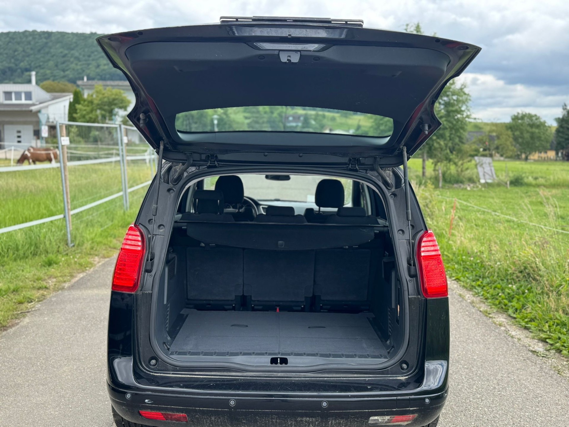 PEUGEOT 5008 1.6 16V T Family-image-4