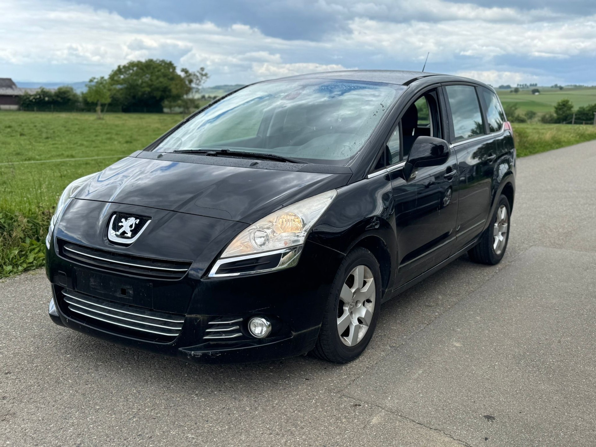 PEUGEOT 5008 1.6 16V T Family-image-0