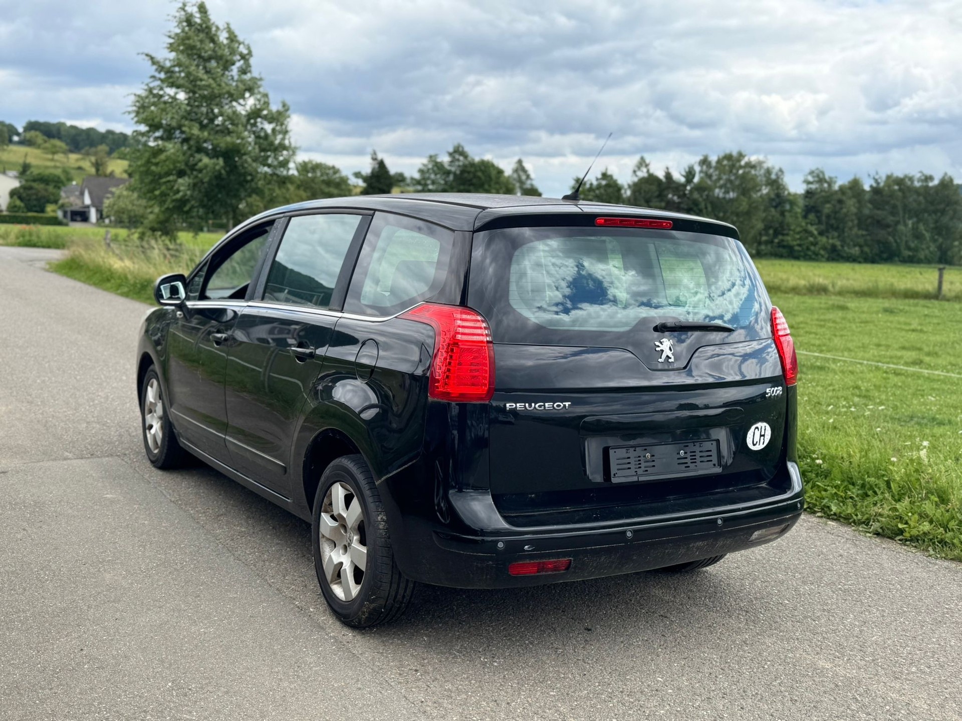 PEUGEOT 5008 1.6 16V T Family-image-3