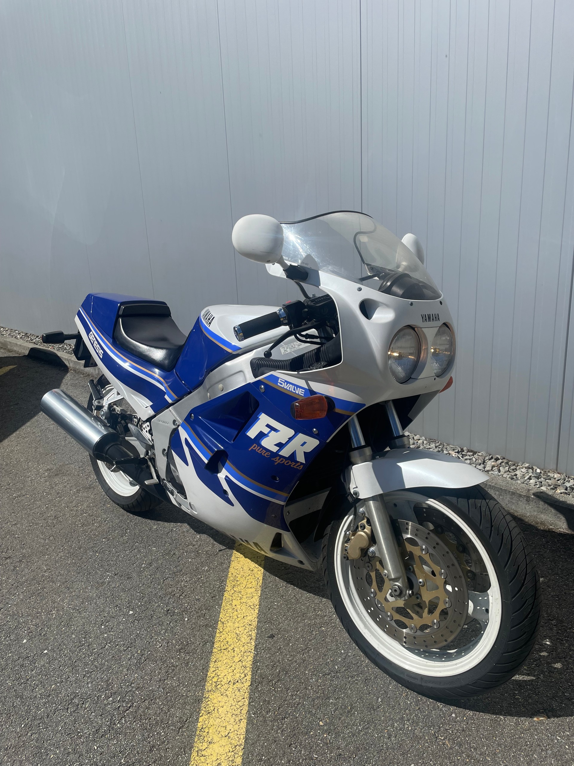 YAMAHA FZR 1000-showroom-element-3