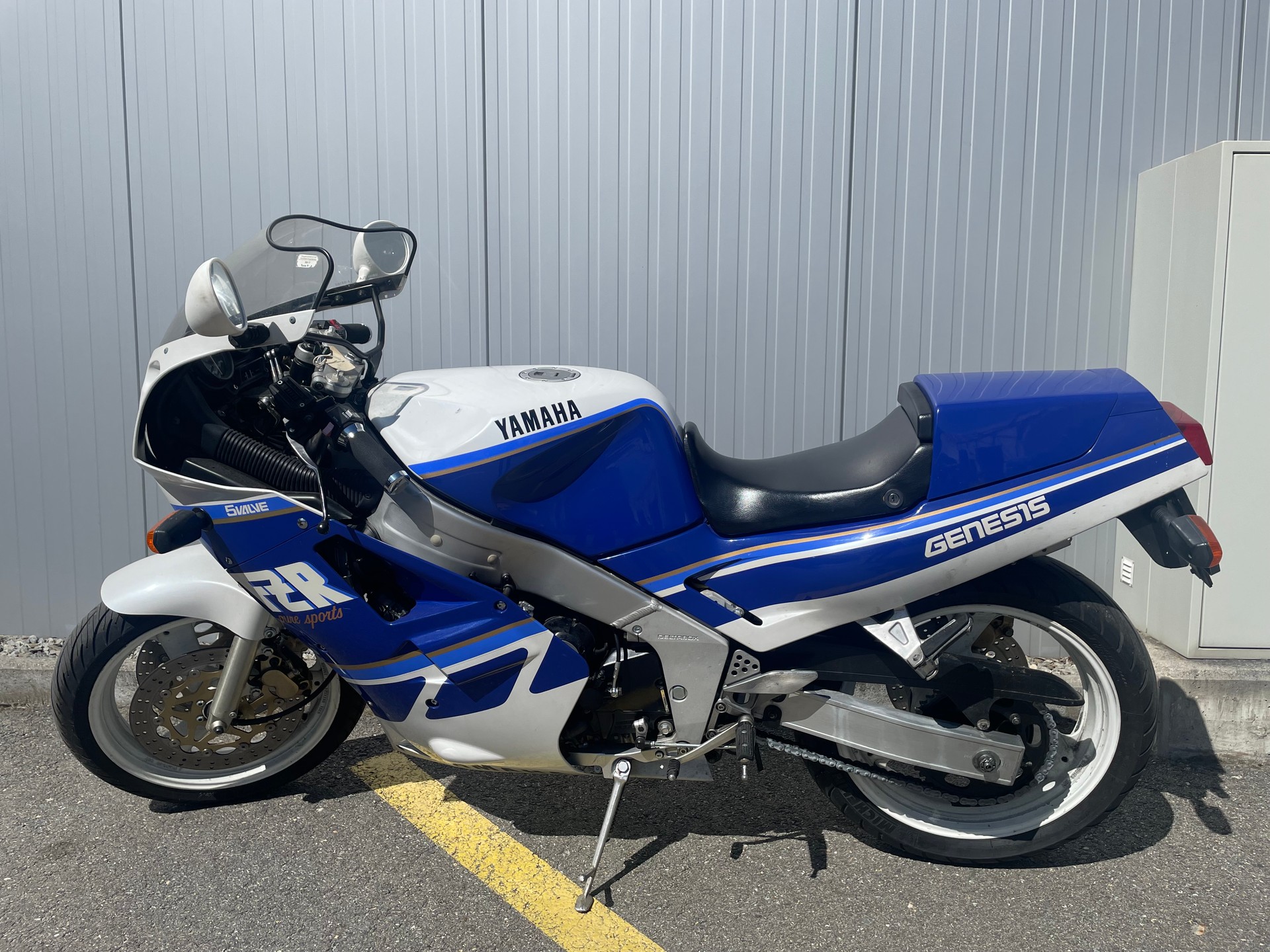 YAMAHA FZR 1000-showroom-element-1
