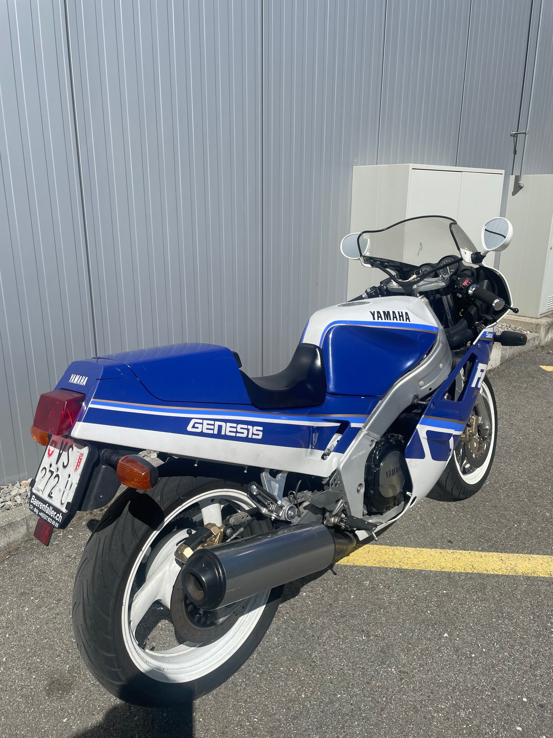 YAMAHA FZR 1000-showroom-element-2