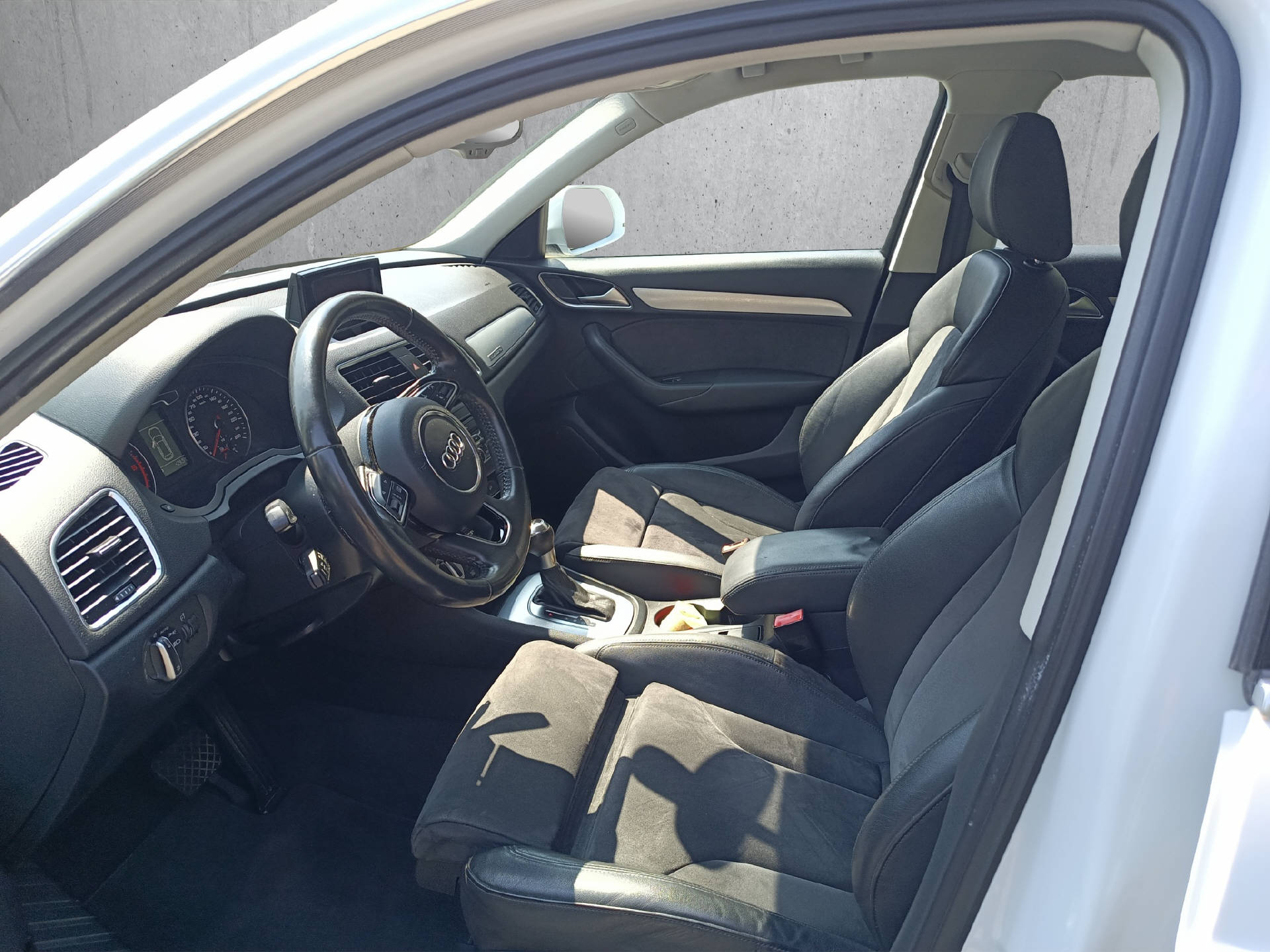AUDI Q3 2.0 TDI 177 quattro S-Tronic-image-8