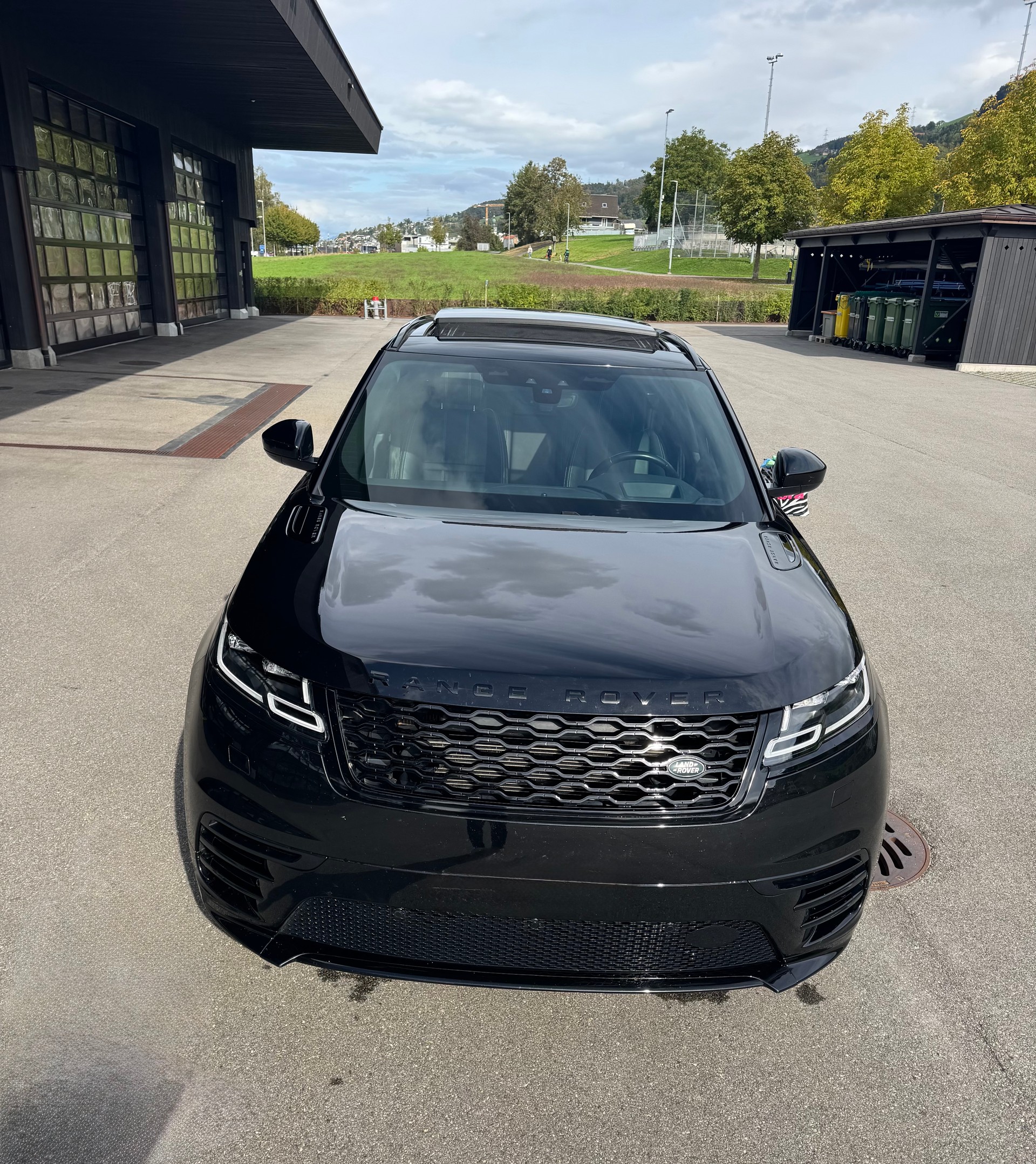 LAND ROVER Velar R-Dynamic P250 HSE | 8-fach | MFK | Heud Up | Keyless Go | AHK | Panoramadach | Kamera | CH Auto | 8-fach |-image-1