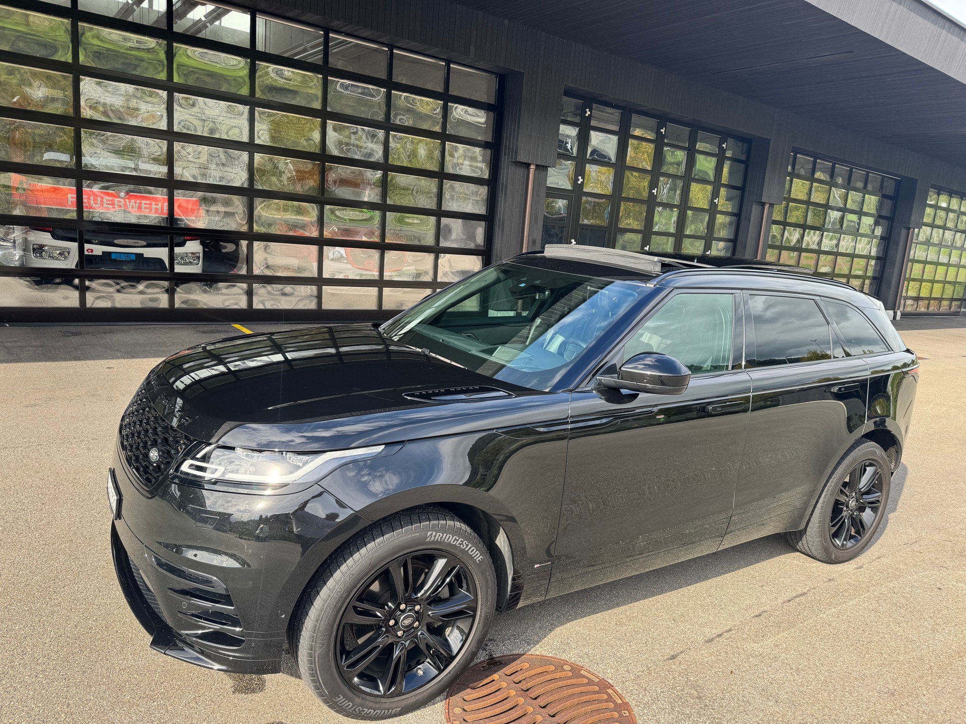 LAND ROVER Velar R-Dynamic P250 HSE | 8-fach | MFK | Heud Up | Keyless Go | AHK | Panoramadach | Kamera | CH Auto | 8-fach |-image-0