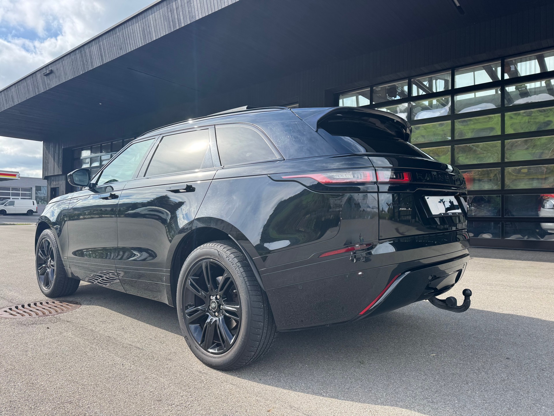 LAND ROVER Velar R-Dynamic P250 HSE | 8-fach | MFK | Heud Up | Keyless Go | AHK | Panoramadach | Kamera | CH Auto | 8-fach |-image-3