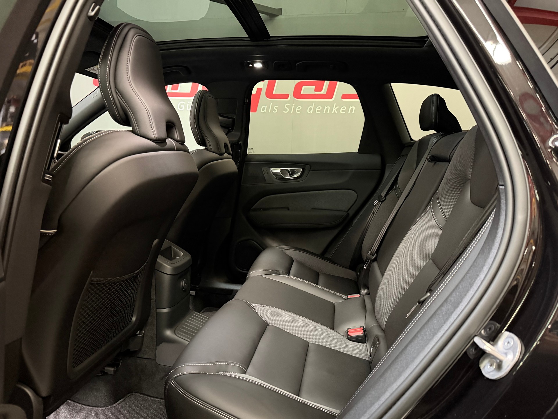 VOLVO MY26 XC60 T6 eAWD PluginHybrid Black Edition Geartronic-image-12