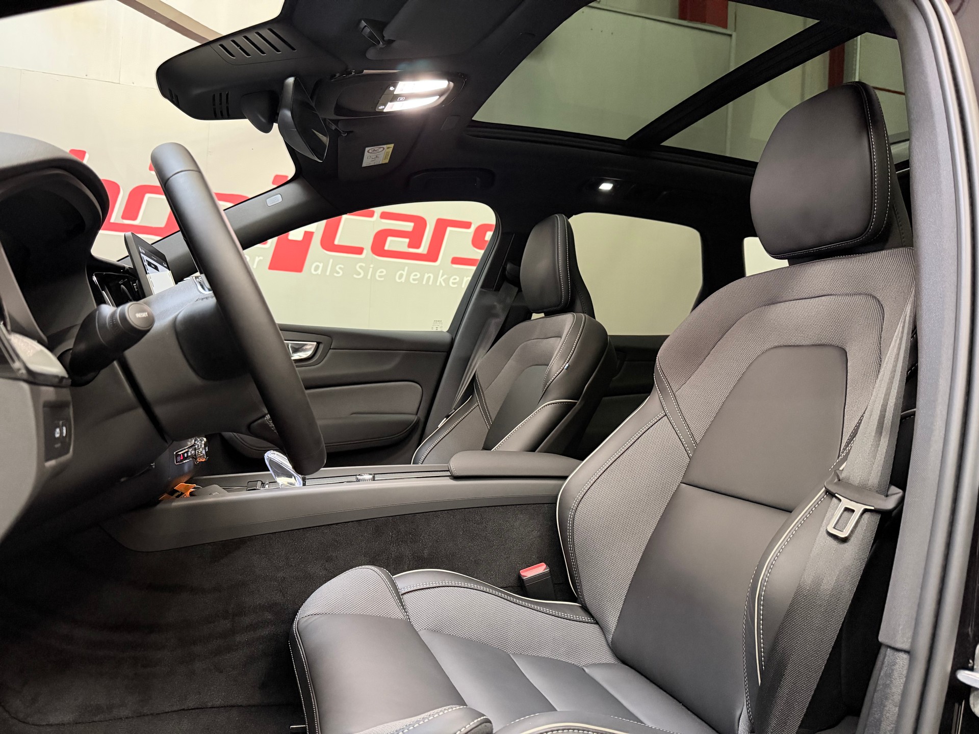 VOLVO MY26 XC60 T6 eAWD PluginHybrid Black Edition Geartronic-image-9