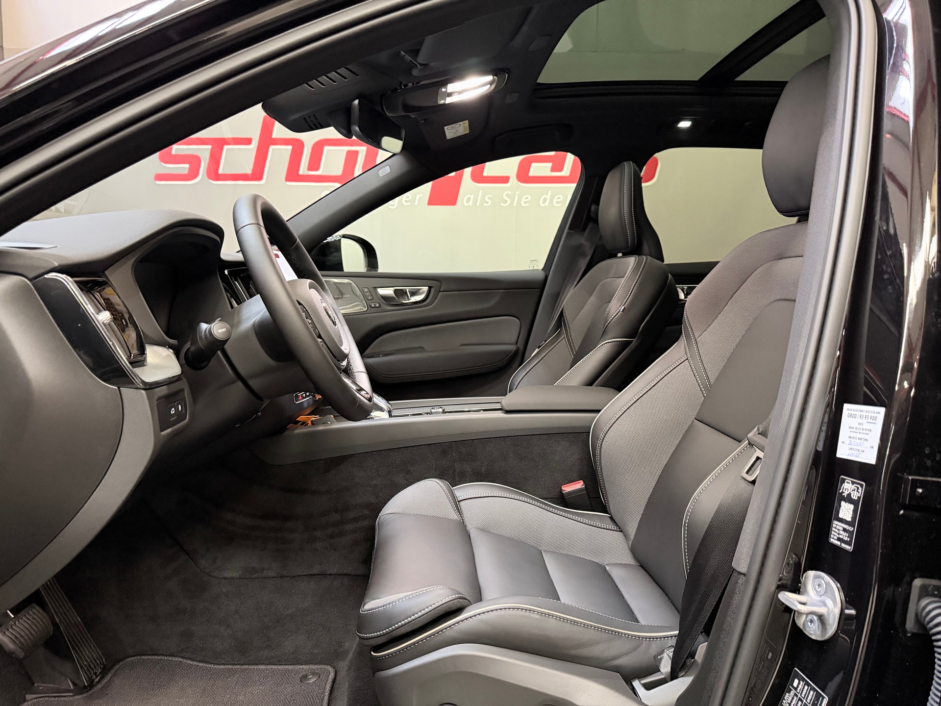 VOLVO MY26 XC60 T6 eAWD PluginHybrid Black Edition Geartronic-image-8