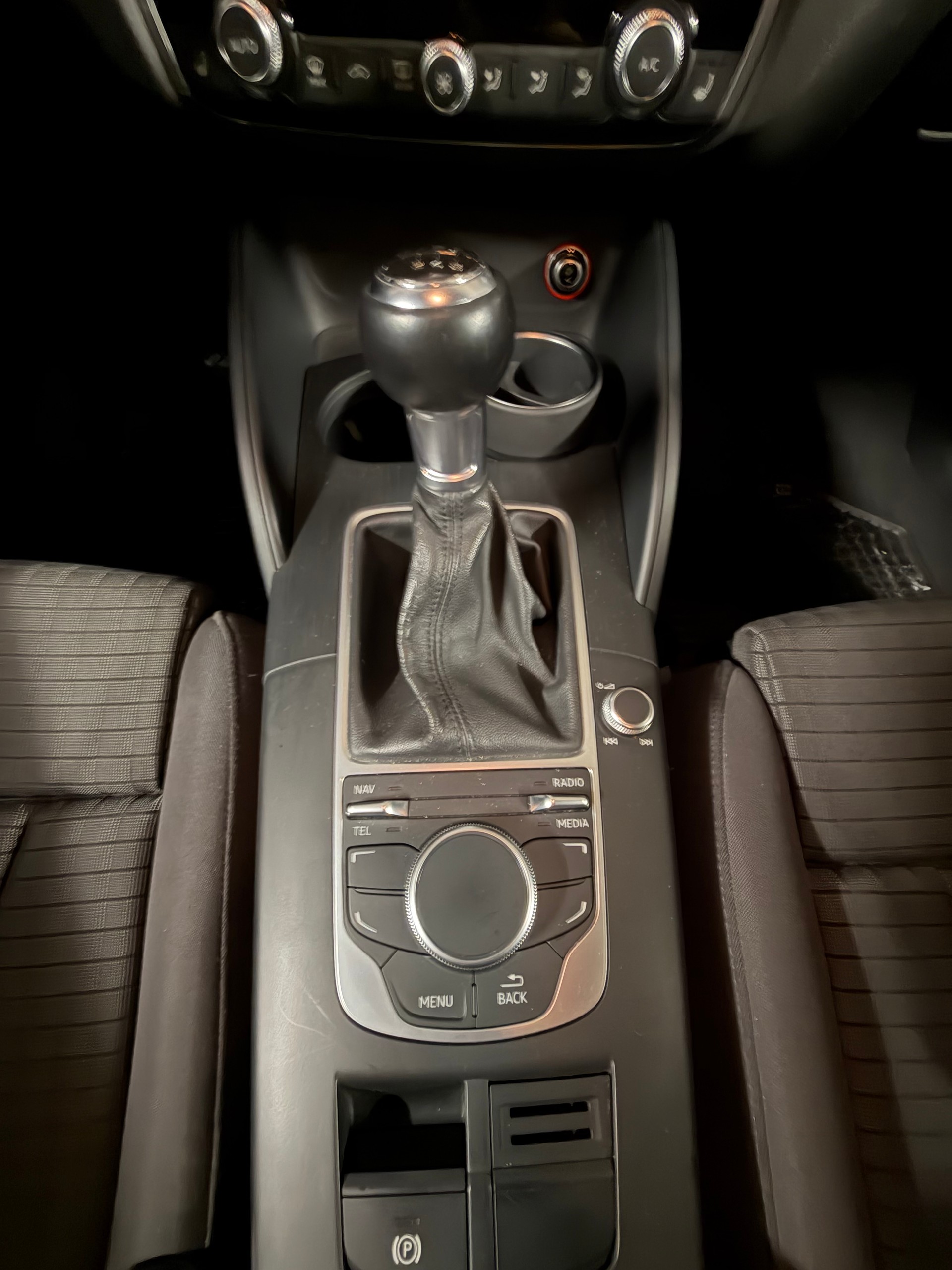 AUDI A3 Sportback 2.0 TDI Ambition-image-12