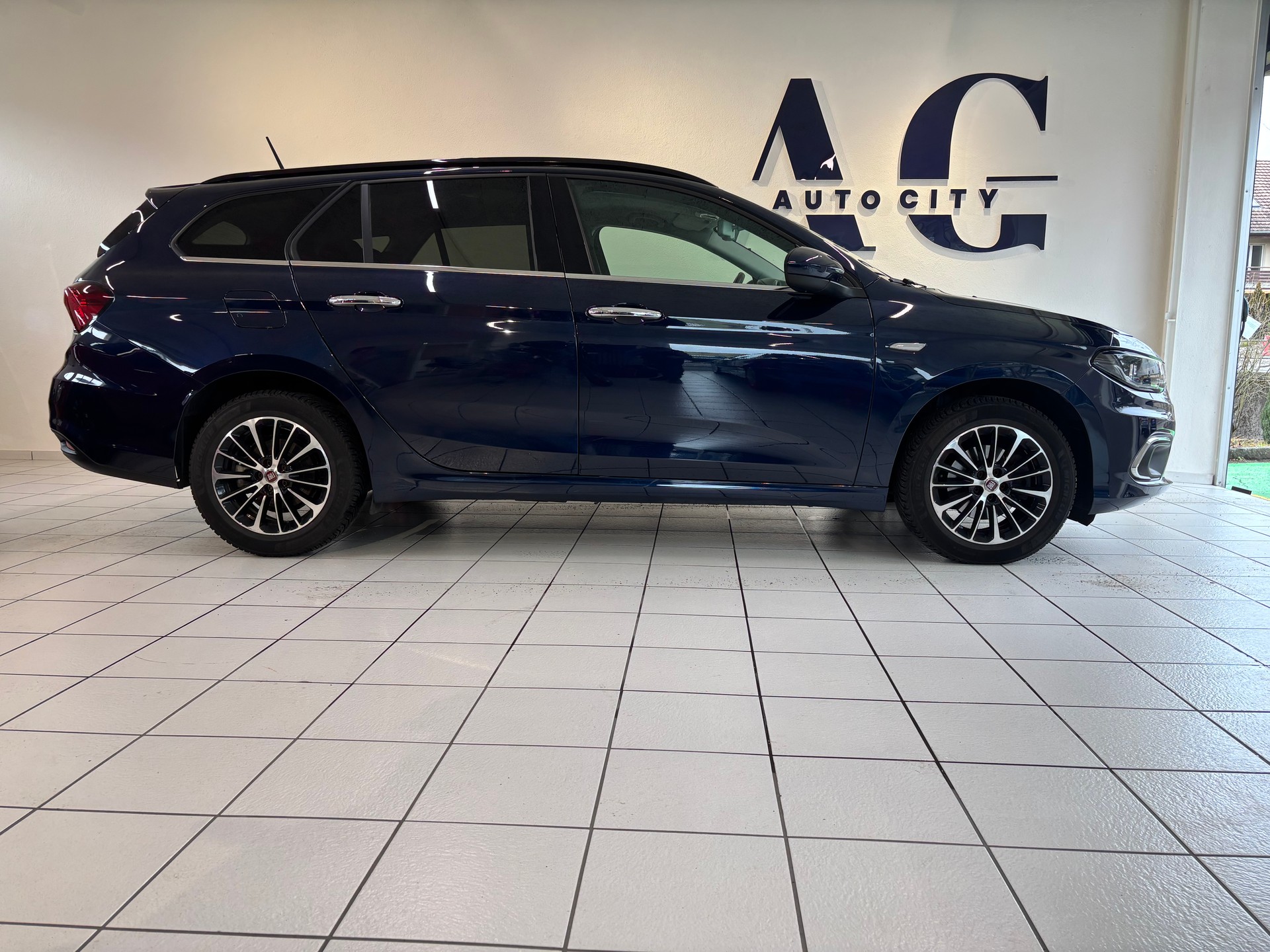 FIAT Tipo 1.6MJ Station Wagon Lounge DCT-image-1