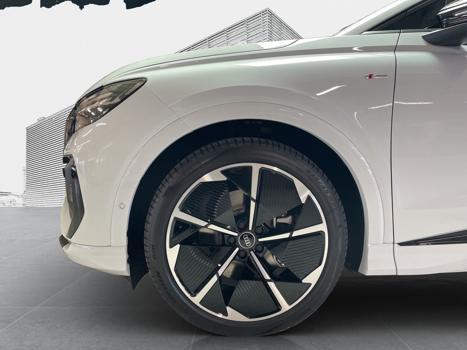 AUDI Q4 e-tron 45 Edition Swiss Ski quattro-image-8