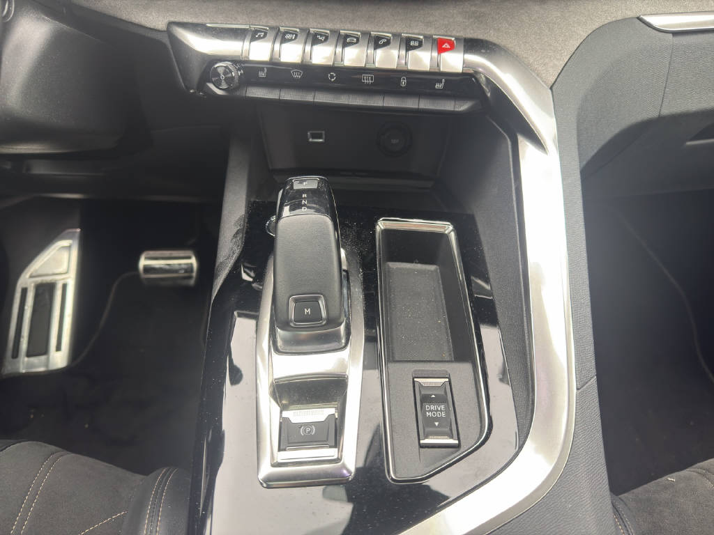 PEUGEOT 3008 1.2 PureTech GT Pack-image-10