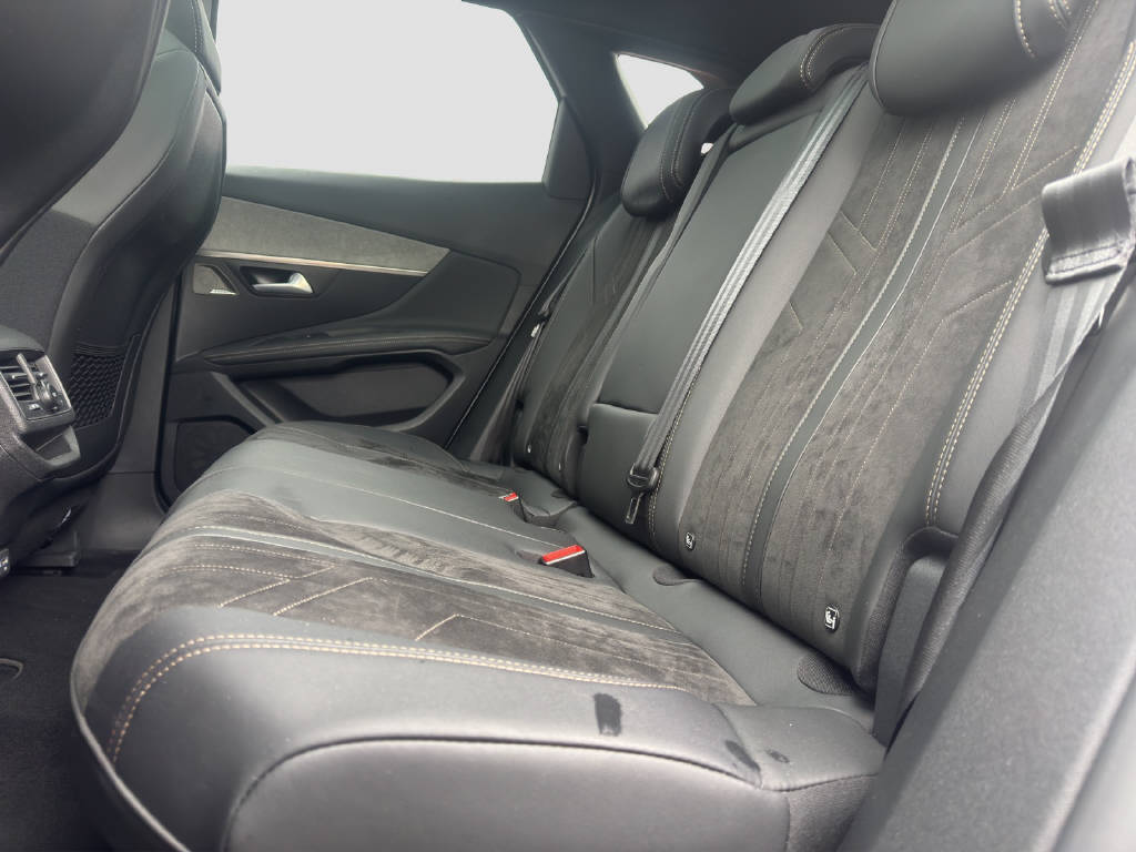 PEUGEOT 3008 1.2 PureTech GT Pack-image-12