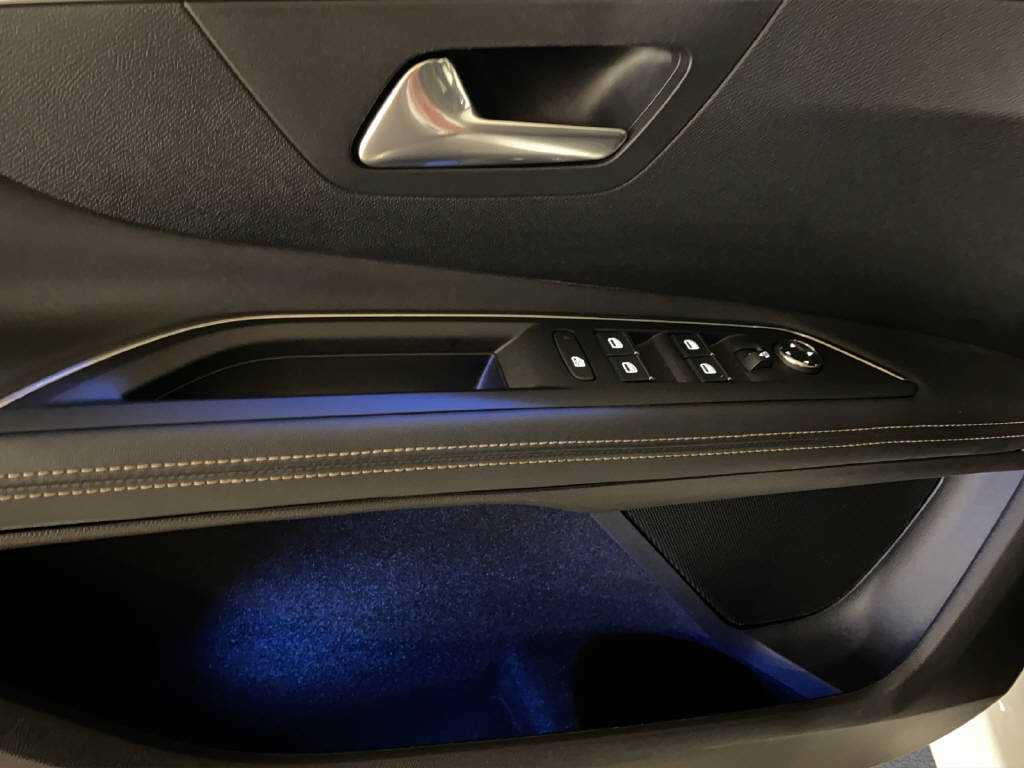 PEUGEOT 3008 1.2 PureTech GT Pack-image-11