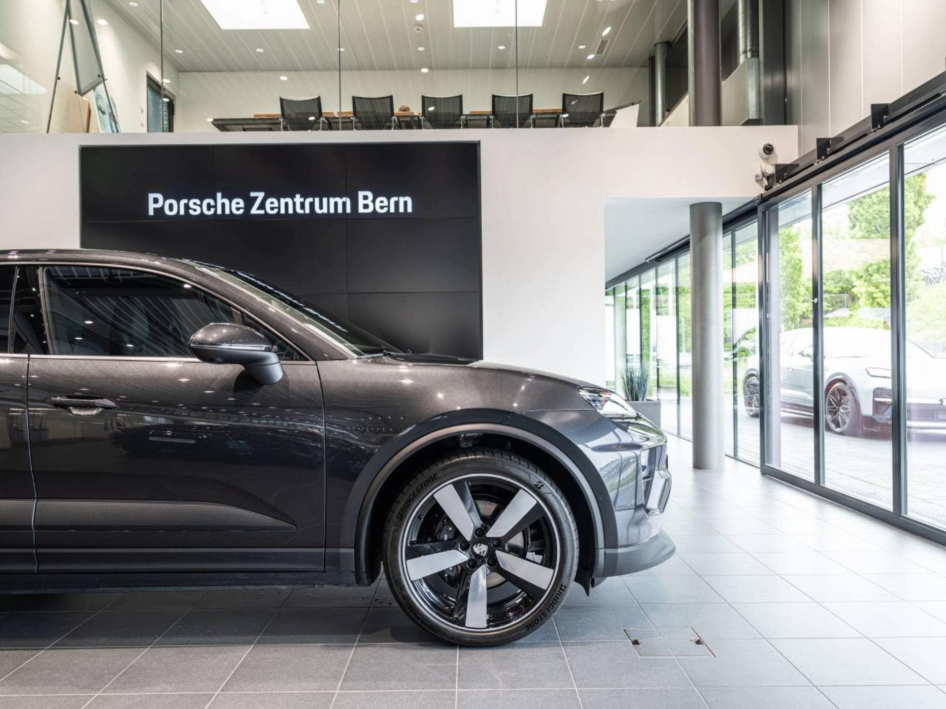 PORSCHE Macan 4-image-12