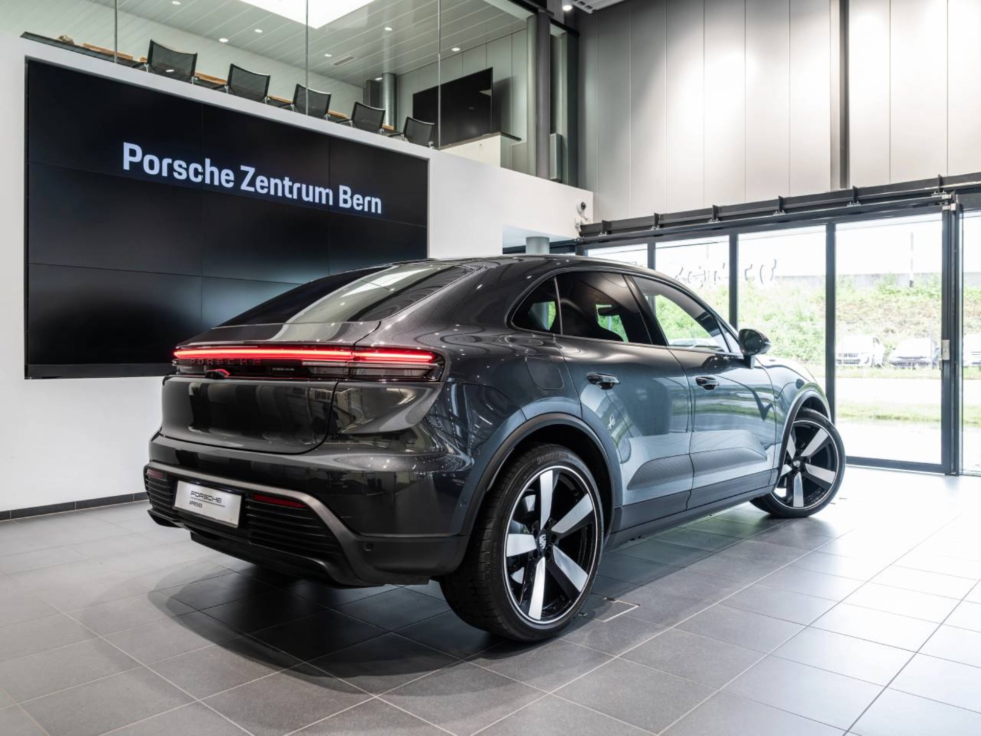 PORSCHE Macan 4-showroom-element-2