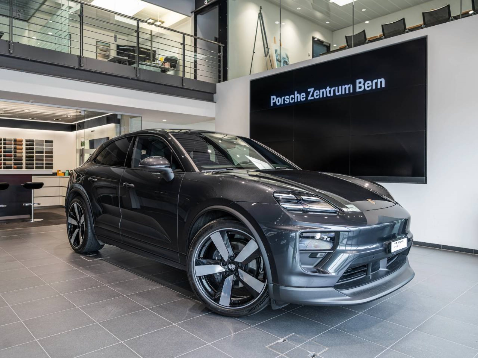 PORSCHE Macan 4