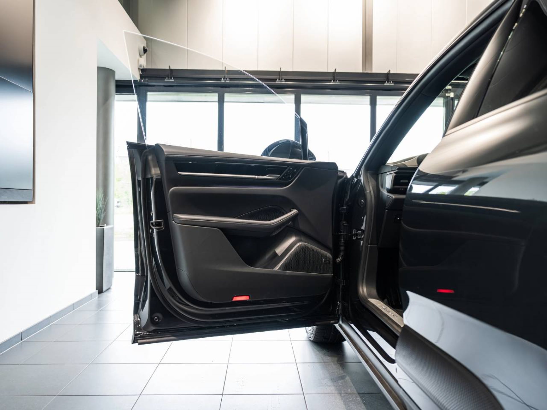 PORSCHE Macan 4-image-19